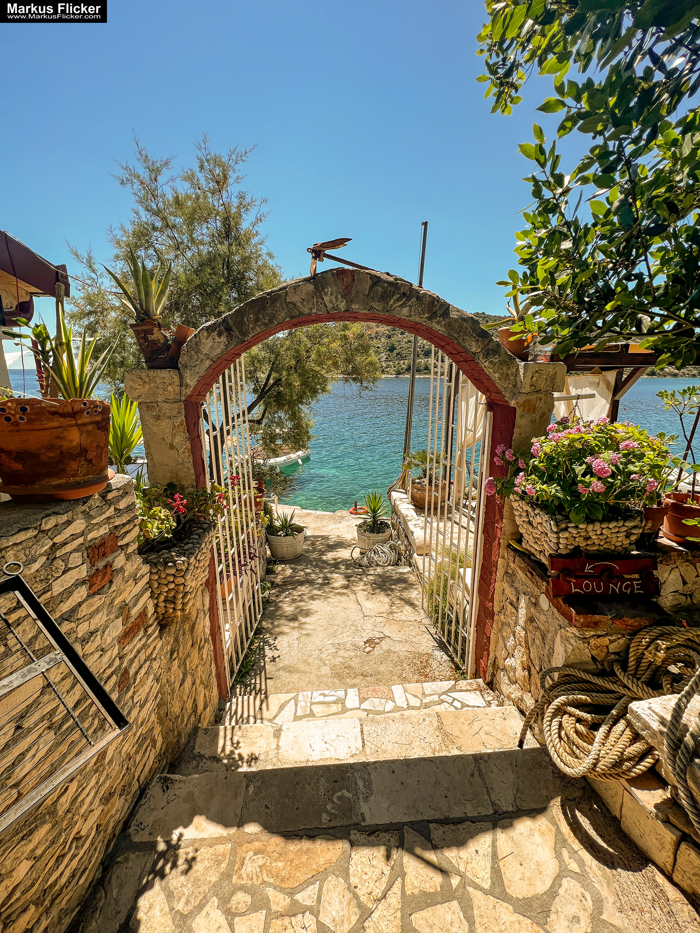 Konoba Lanterna Plaža Sevid Beach Mediterranes Restaurant Strand in einer Bucht in Kroatien #VISITCROATIA Konoba Lanterna Sevid Mediterranes Restaurant Kroatien #VISITCROATIA