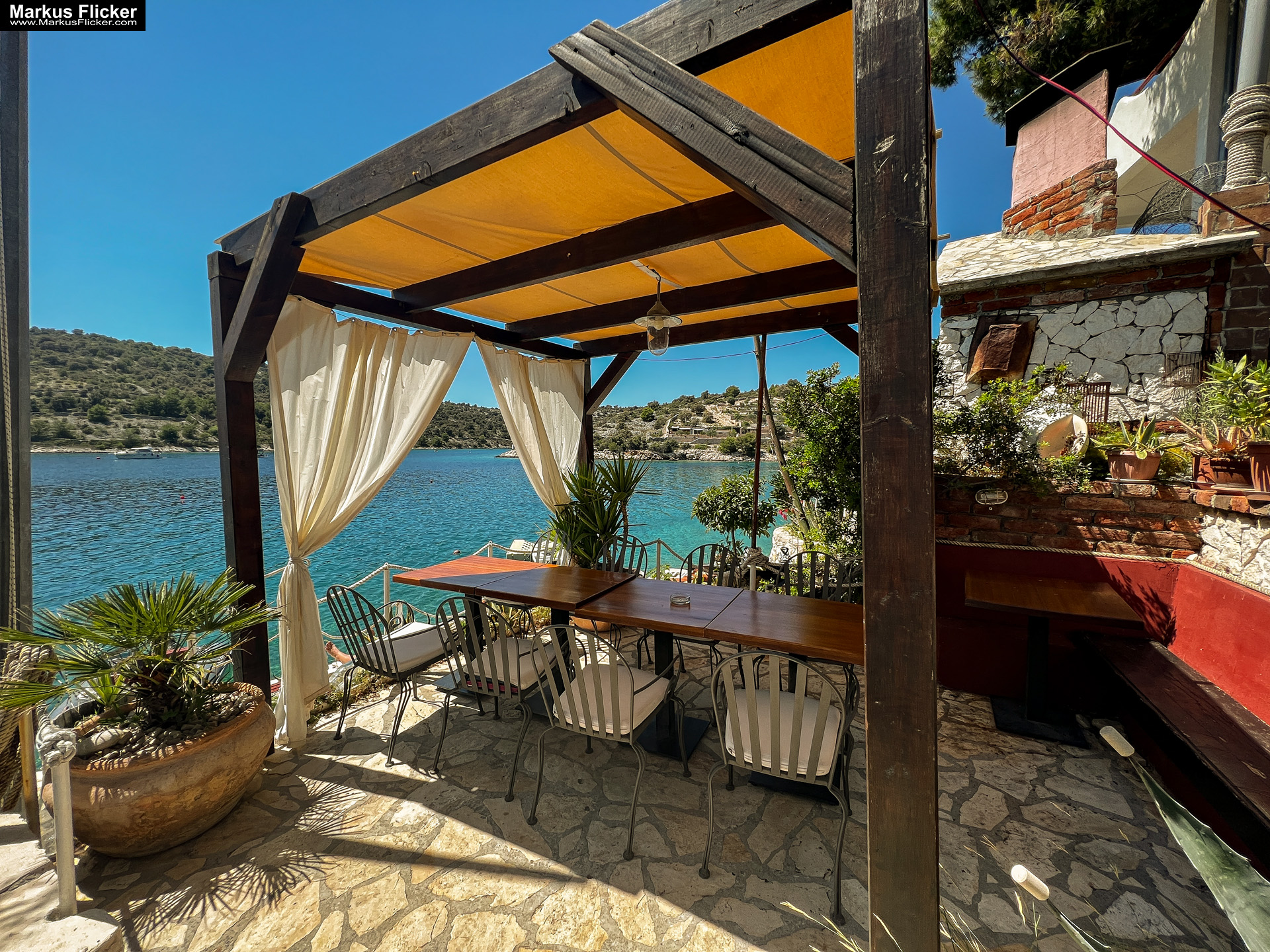 Konoba Lanterna Plaža Sevid Beach Mediterranes Restaurant Strand in einer Bucht in Kroatien #VISITCROATIA Konoba Lanterna Sevid Mediterranes Restaurant Kroatien #VISITCROATIA