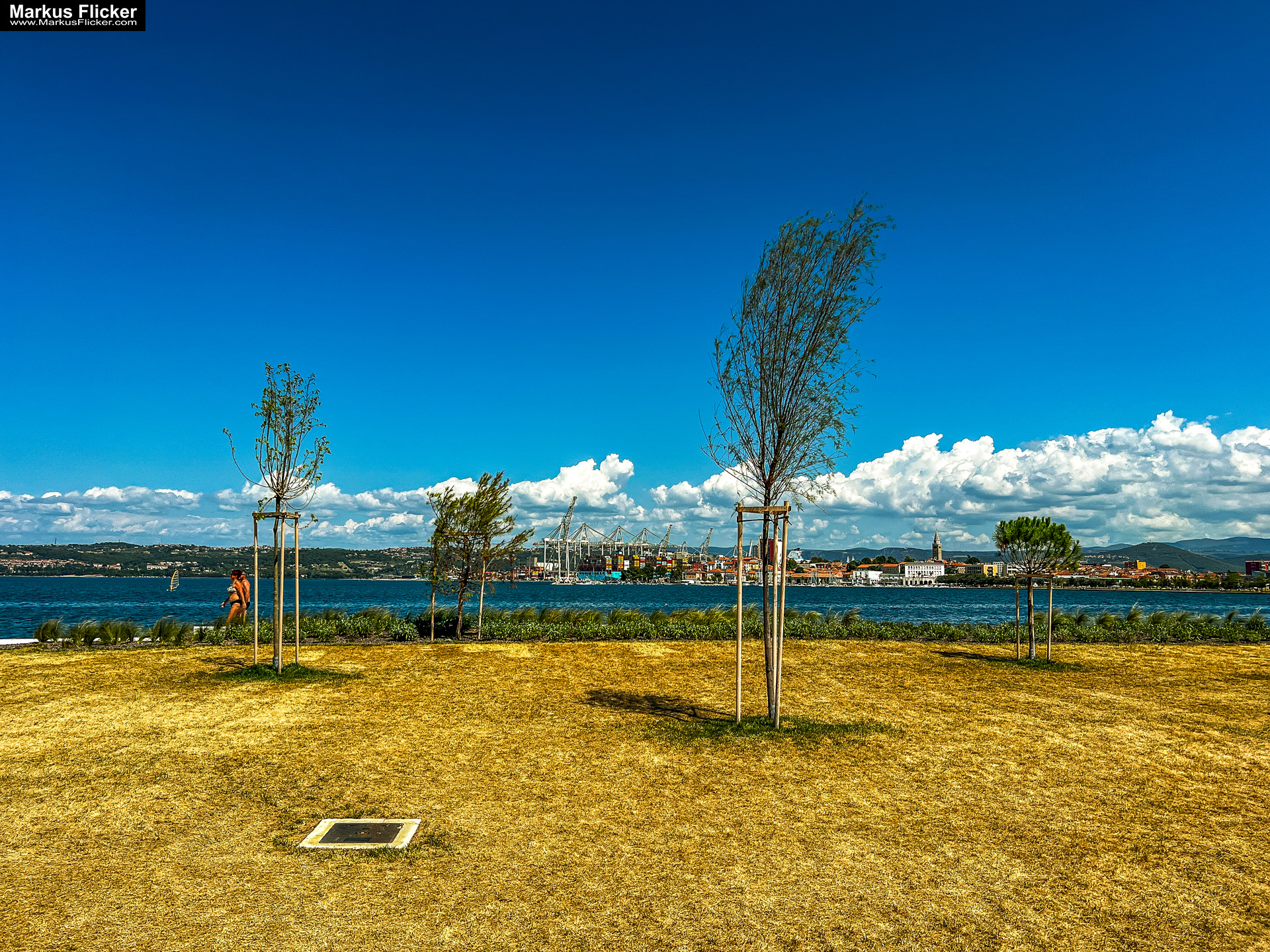 Reisefotografie Reisen und Leben Travelblog Reiseberichte Reisefotografie und Fotoreise Graz Steiermark Slowenien Kroatien Italien Ungarn inkl. 37 ausführliche Fototipps und Bildideen Plaža Žusterna Strand Beach New Koper Obmorski Park island Seehafenstadt in Slowenien an der Adria Istrien #visitslovenia #ifeelslovenia #visitkoper