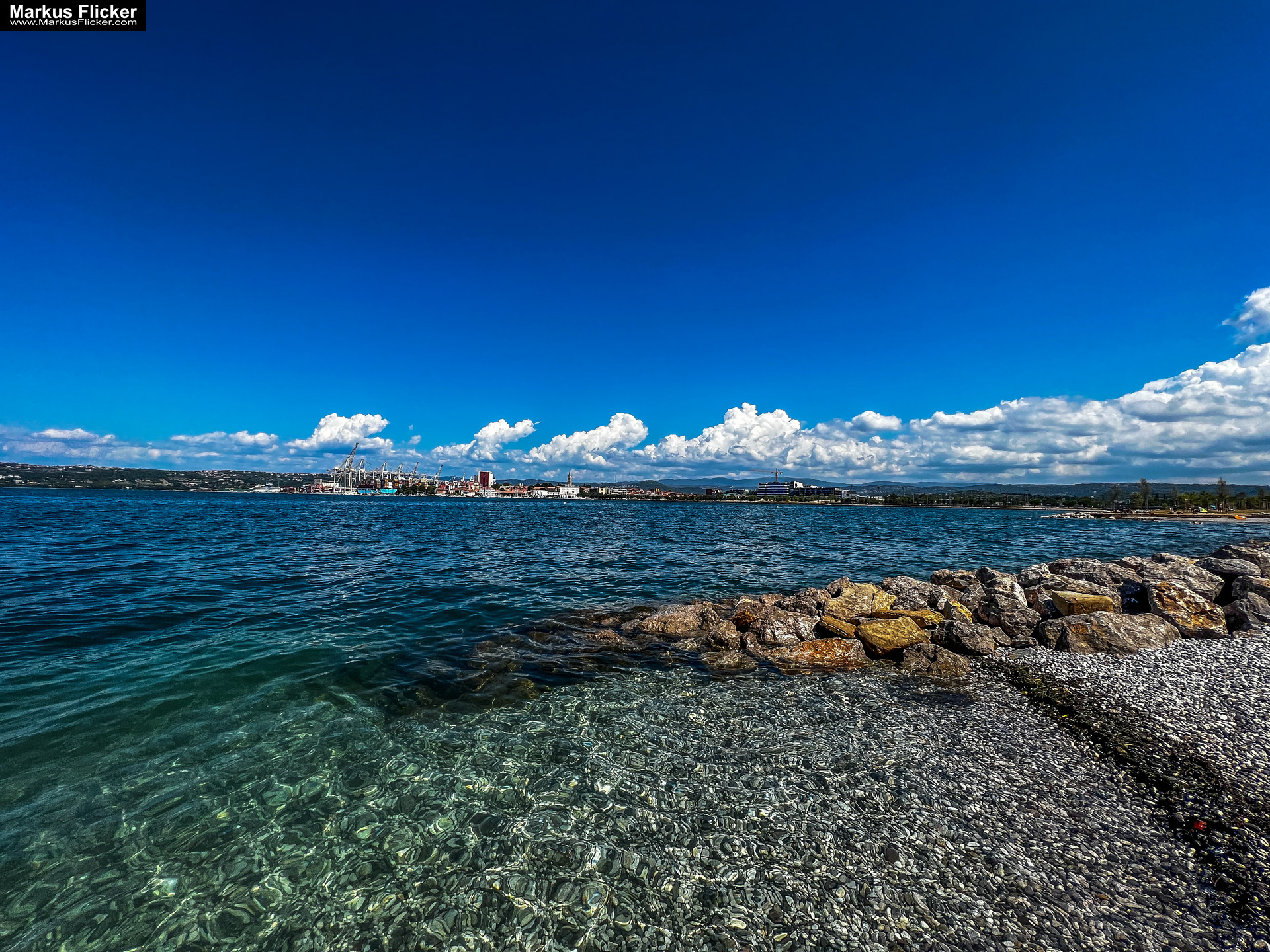 Reisefotografie Reisen und Leben Travelblog Reiseberichte Reisefotografie und Fotoreise Graz Steiermark Slowenien Kroatien Italien Ungarn inkl. 37 ausführliche Fototipps und Bildideen Plaža Žusterna Strand Beach New Koper Obmorski Park island Seehafenstadt in Slowenien an der Adria Istrien #visitslovenia #ifeelslovenia #visitkoper