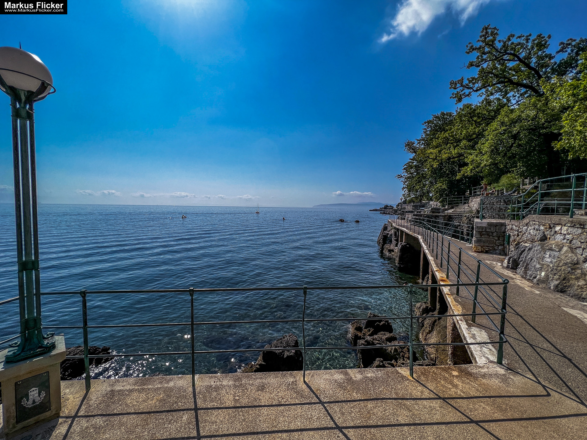 Reisefotografie Reisen und Leben Travelblog Reiseberichte Reisefotografie und Fotoreise Graz Steiermark Slowenien Kroatien Italien Ungarn inkl. 37 ausführliche Fototipps und Bildideen Lovran Ufer Küste Primorje-Gorski kotar Lorbeer Istrien Kroatien Adria #visitcroatia #visitlovran