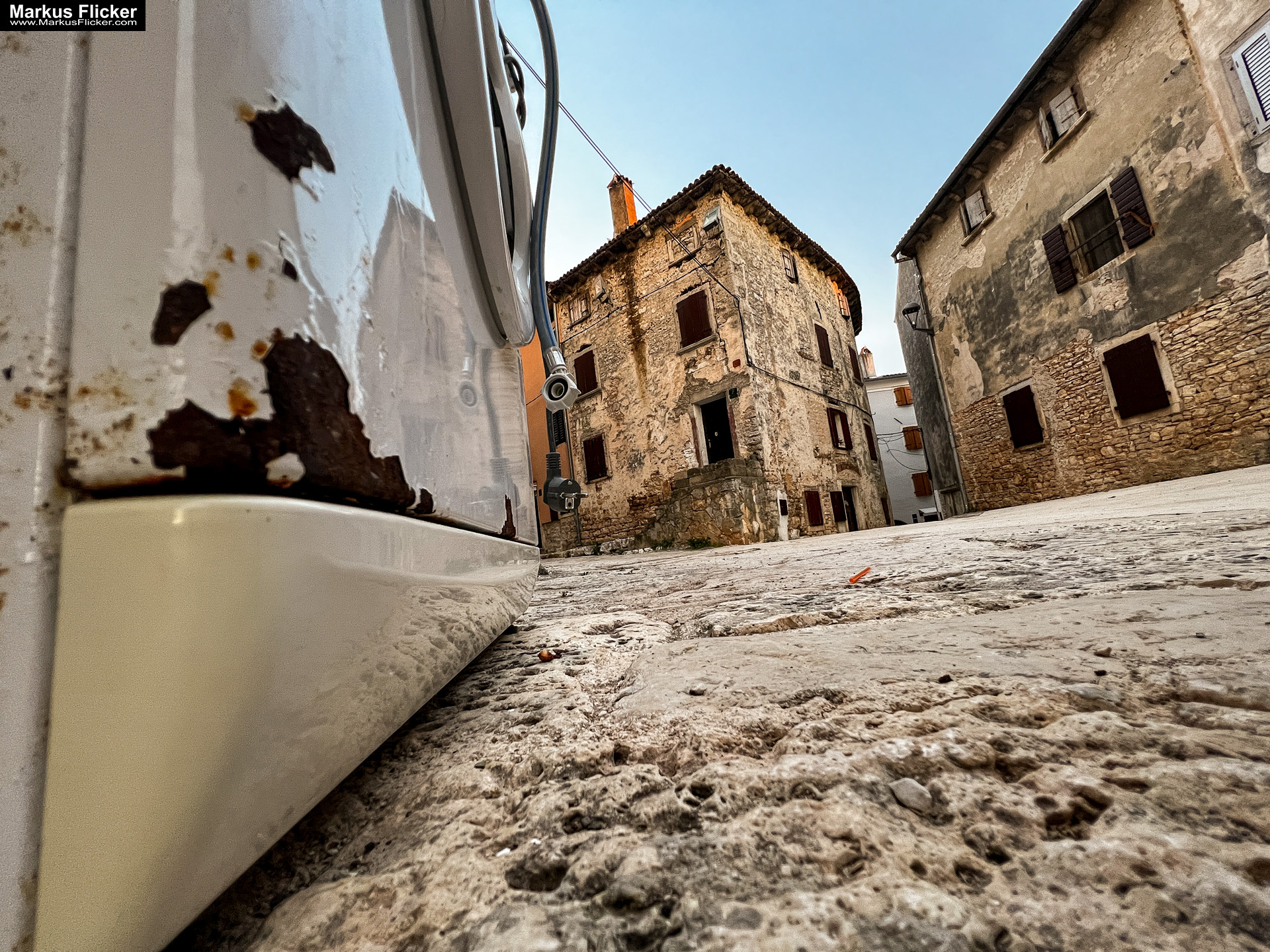 Waschmaschine vor einer schönen Häuserfront in Bale Kroatien. Retuschieren ja oder nein?! Mache das Beste aus deinem Motiv statt alles zu retuschieren! Fotografieren und Filmen mit dem Smartphone für Fotos und Videos: Smartphone-Fotografie: Profi-Tipps mit dem Handy für Freizeit, Hobby und Business