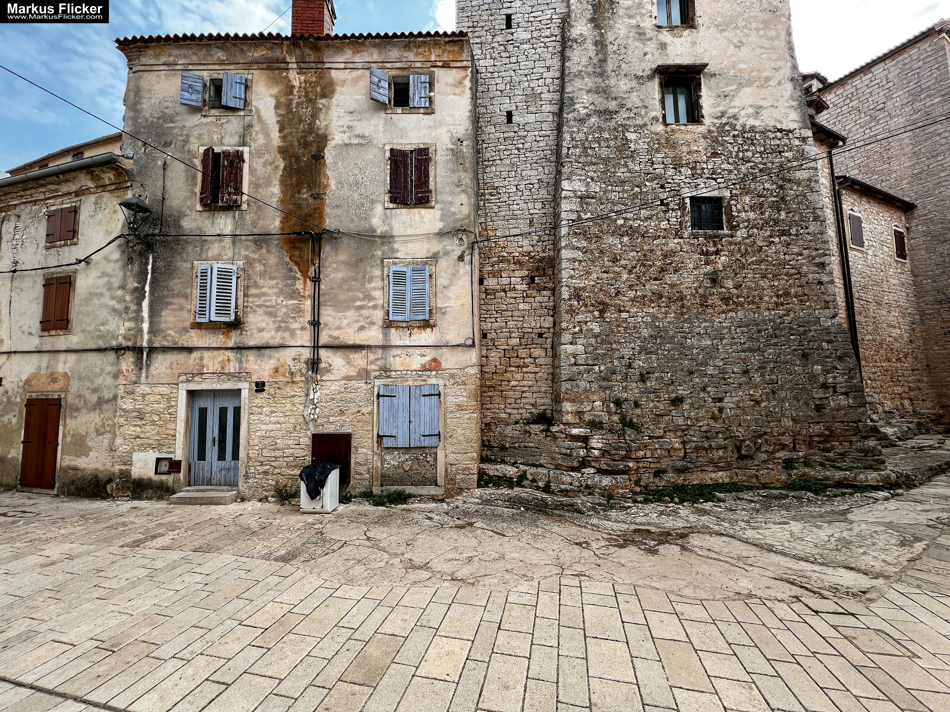 Waschmaschine vor einer schönen Häuserfront in Bale Kroatien. Retuschieren ja oder nein?! Mache das Beste aus deinem Motiv statt alles zu retuschieren! Fotografieren und Filmen mit dem Smartphone für Fotos und Videos: Smartphone-Fotografie: Profi-Tipps mit dem Handy für Freizeit, Hobby und Business