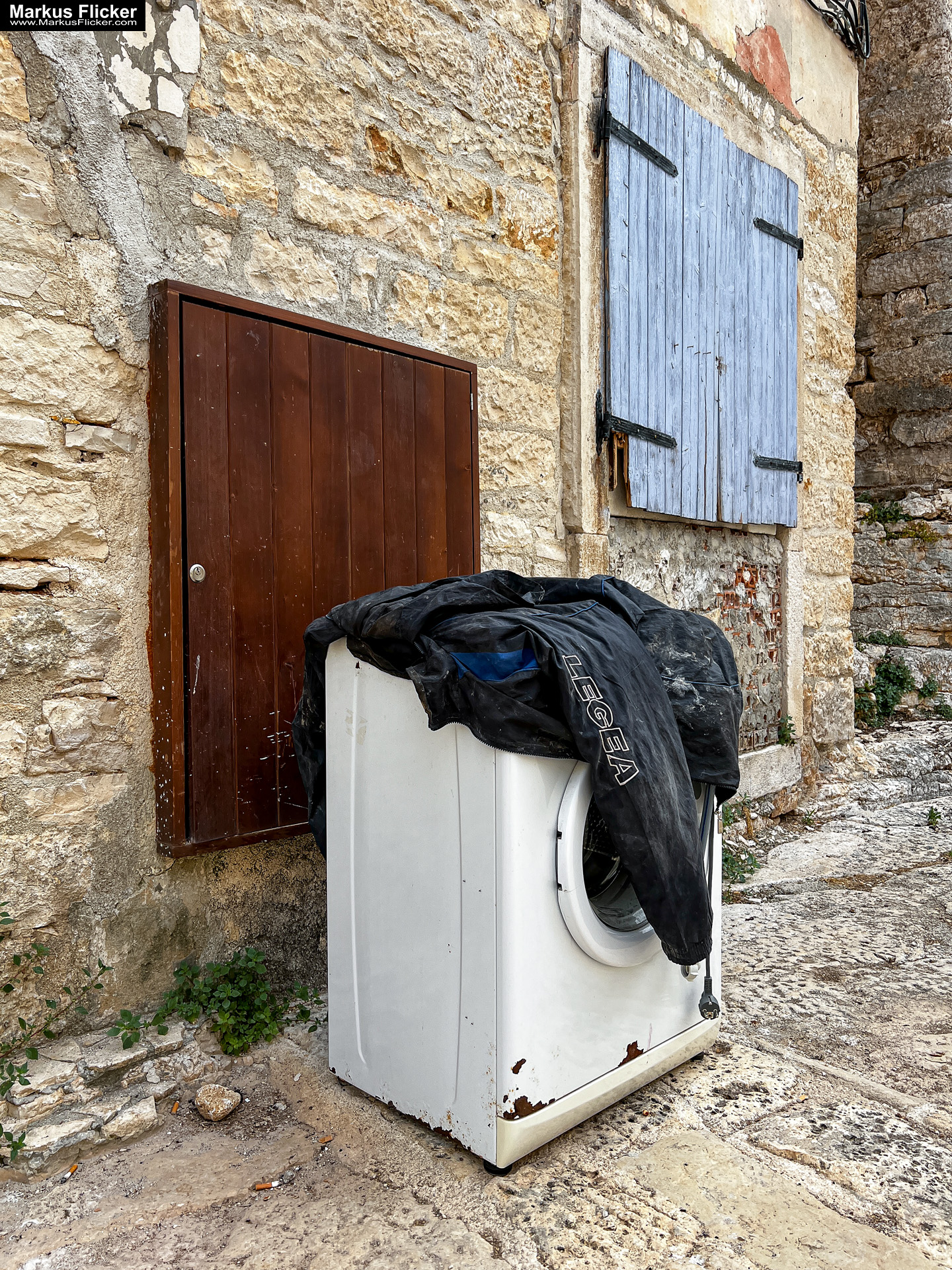 Waschmaschine vor einer schönen Häuserfront in Bale Kroatien. Retuschieren ja oder nein?! Mache das Beste aus deinem Motiv statt alles zu retuschieren! Fotografieren und Filmen mit dem Smartphone für Fotos und Videos: Smartphone-Fotografie: Profi-Tipps mit dem Handy für Freizeit, Hobby und Business