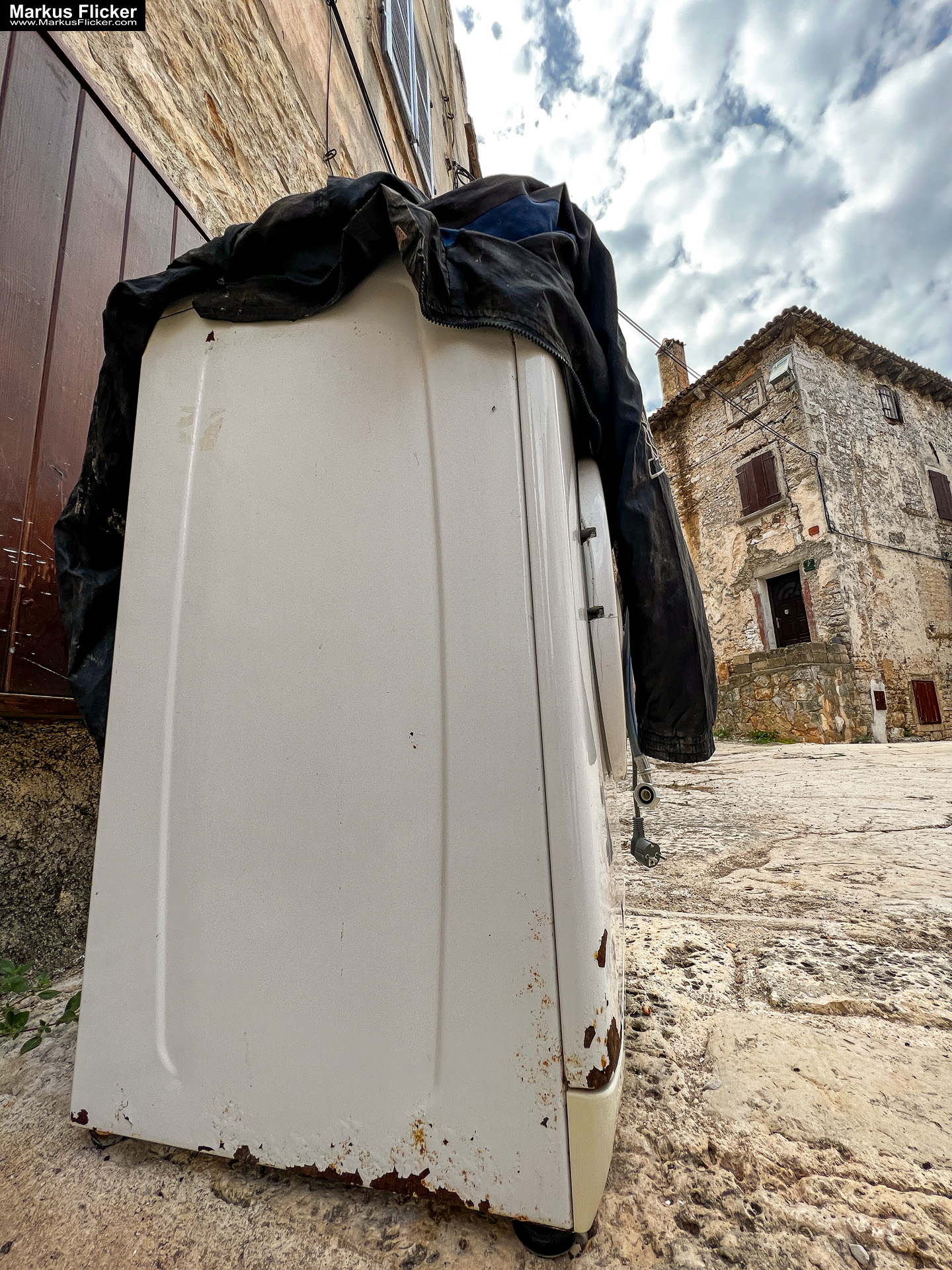 Waschmaschine vor einer schönen Häuserfront in Bale Kroatien. Retuschieren ja oder nein?! Mache das Beste aus deinem Motiv statt alles zu retuschieren! Fotografieren und Filmen mit dem Smartphone für Fotos und Videos: Smartphone-Fotografie: Profi-Tipps mit dem Handy für Freizeit, Hobby und Business