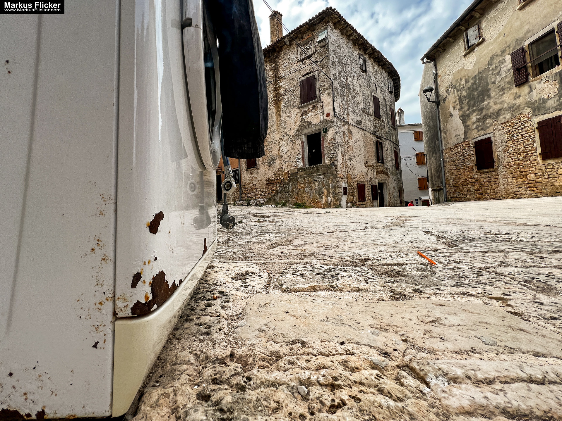 Waschmaschine vor einer schönen Häuserfront in Bale Kroatien. Retuschieren ja oder nein?! Mache das Beste aus deinem Motiv statt alles zu retuschieren! Fotografieren und Filmen mit dem Smartphone für Fotos und Videos: Smartphone-Fotografie: Profi-Tipps mit dem Handy für Freizeit, Hobby und Business