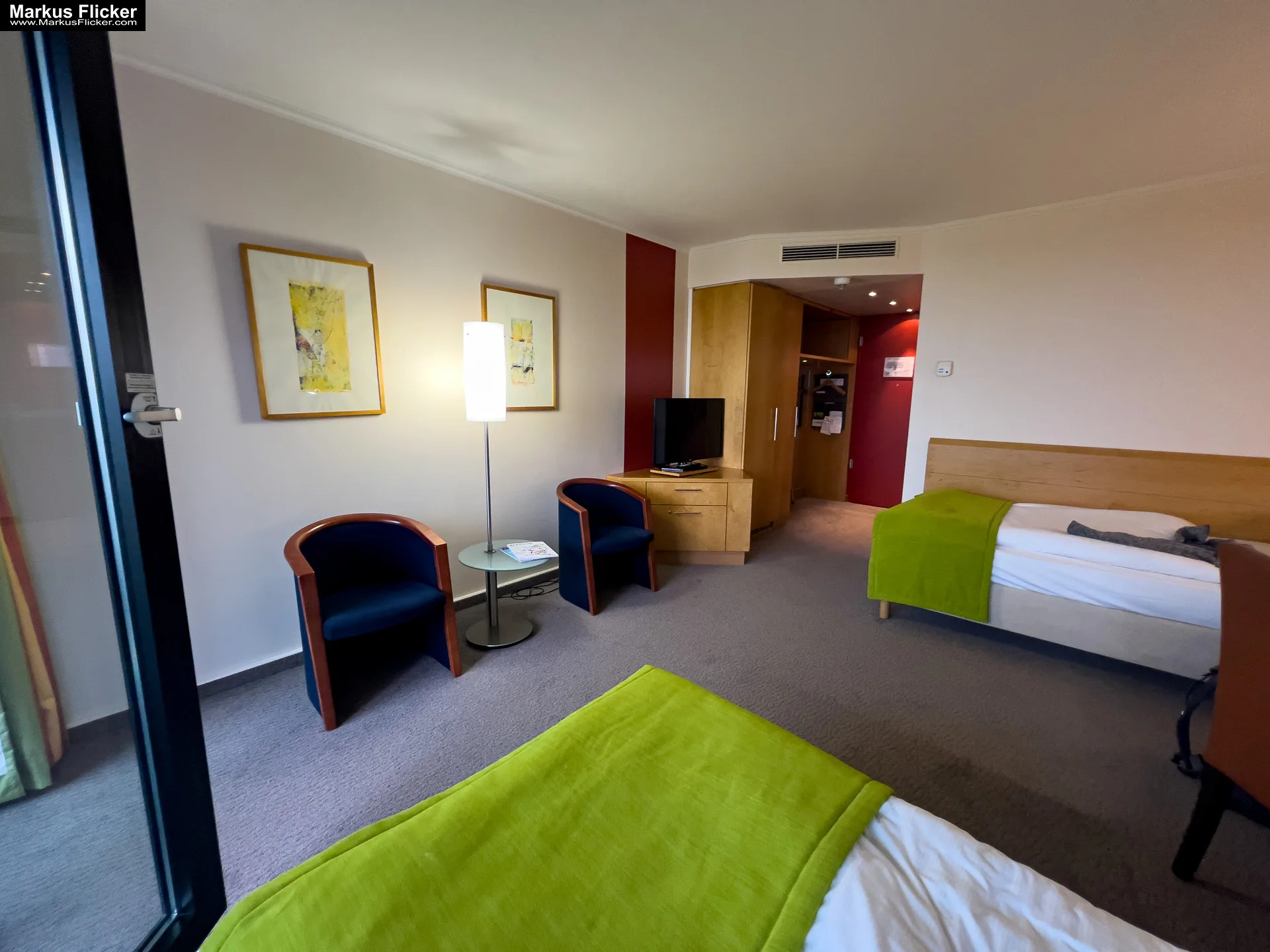 37 Tipps und Tricks zum Aufenthalt in einem Hotel auf Reisen. Roadtrip in Europa. Reisen mit dem Auto innerhalb der EU. Citytrips, Camping, Landschaft, Rundfahrt mit dem PKW, romantische Städte und Urlaubsinspiration Lindner Congress Hotel Düsseldorf am Rhein NRW