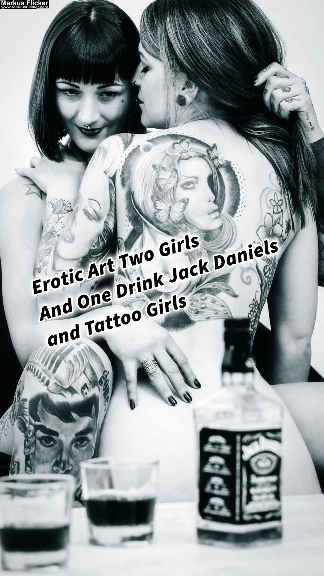 Erotische Kunst Erotic Art Two Girls And One Drink Jack Daniels and Tattoo Girls Sinnlichkeit und Erotik