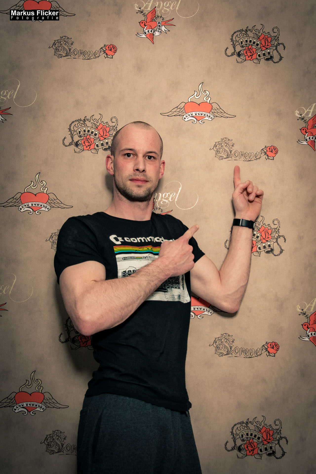 Selfie Portrait vor dem neuen Fotohintergrund im Fotostudio inkl. 37 Foto und Video Tipps für Fotohintergrund im Studio Selfie vor dem neuen Fotohintergrund im Fotostudio