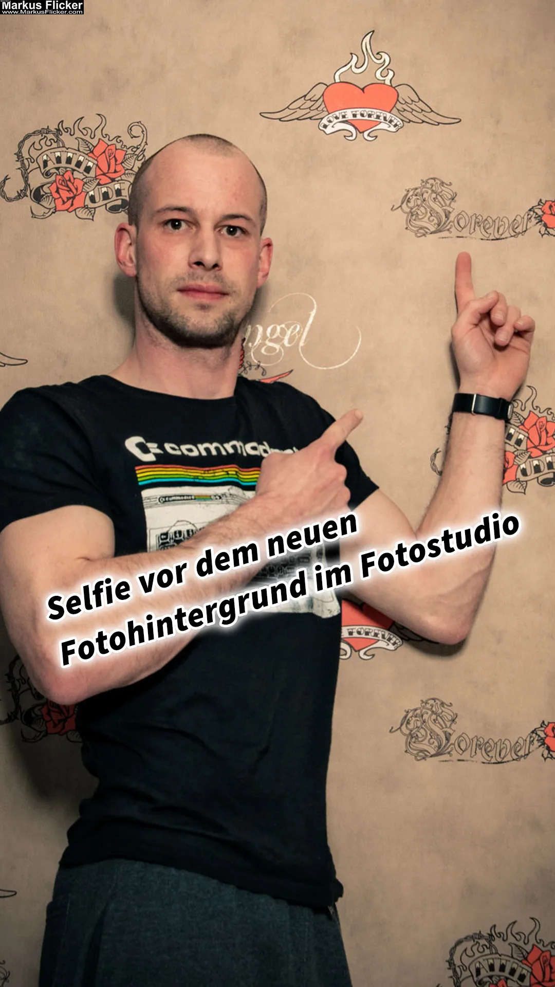 Selfie Portrait vor dem neuen Fotohintergrund im Fotostudio inkl. 37 Foto und Video Tipps für Fotohintergrund im Studio