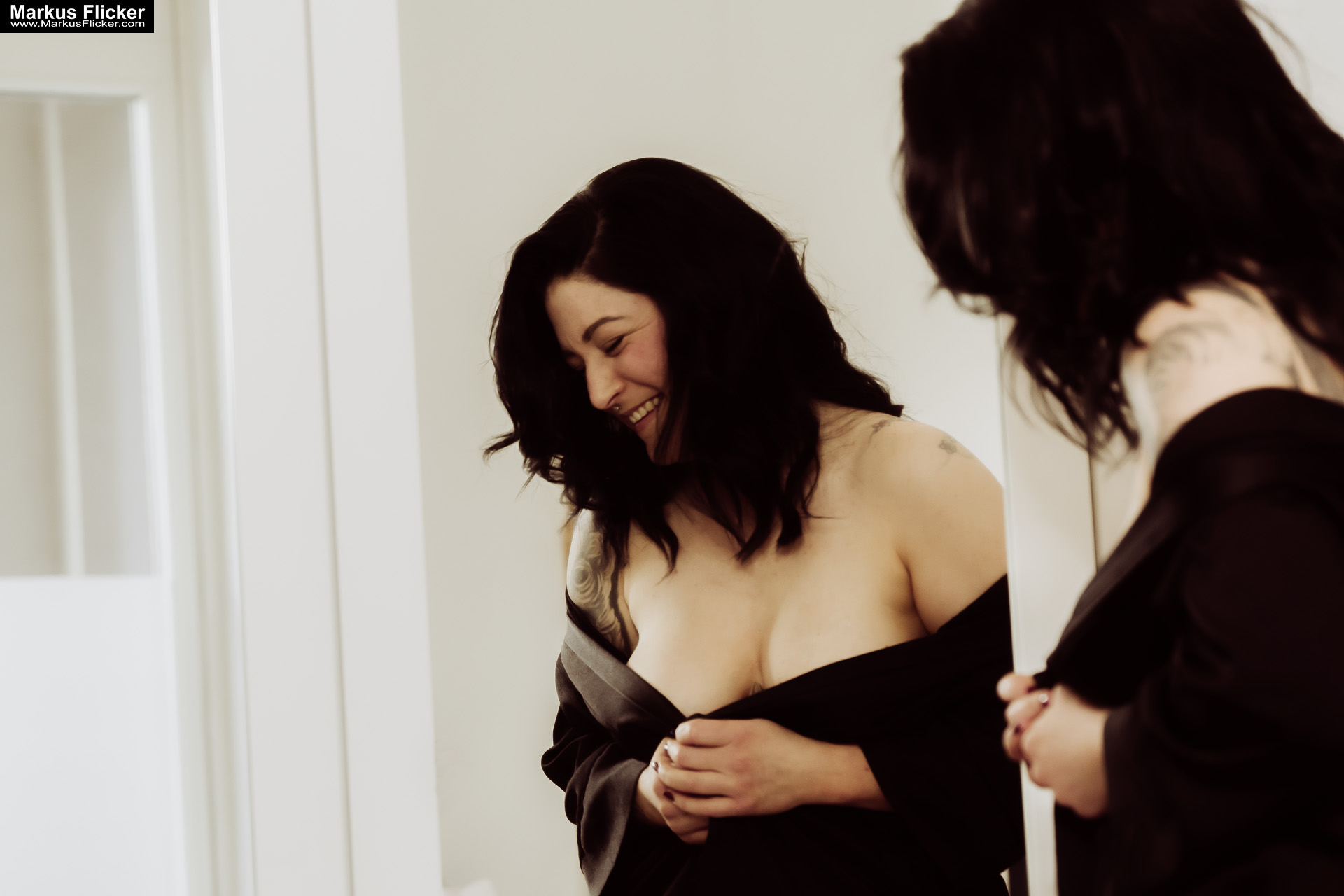 Erotisch sinnliche Fotos im Schlafzimmer vor dem Spiegel in Dessous mit Female Model Elisa Graz Steiermark Österreich