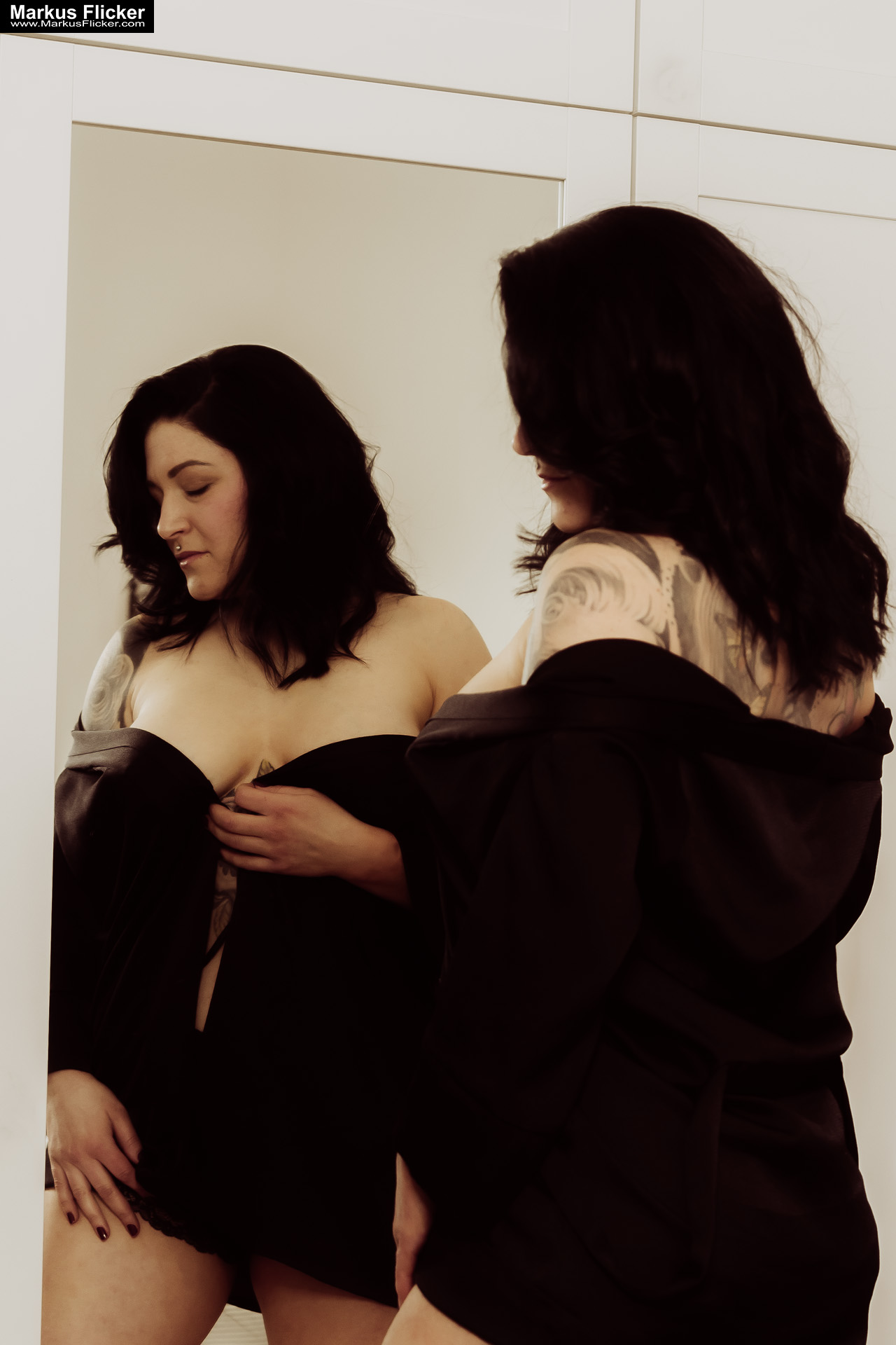 Erotisch sinnliche Fotos im Schlafzimmer vor dem Spiegel in Dessous mit Female Model Elisa Graz Steiermark Österreich