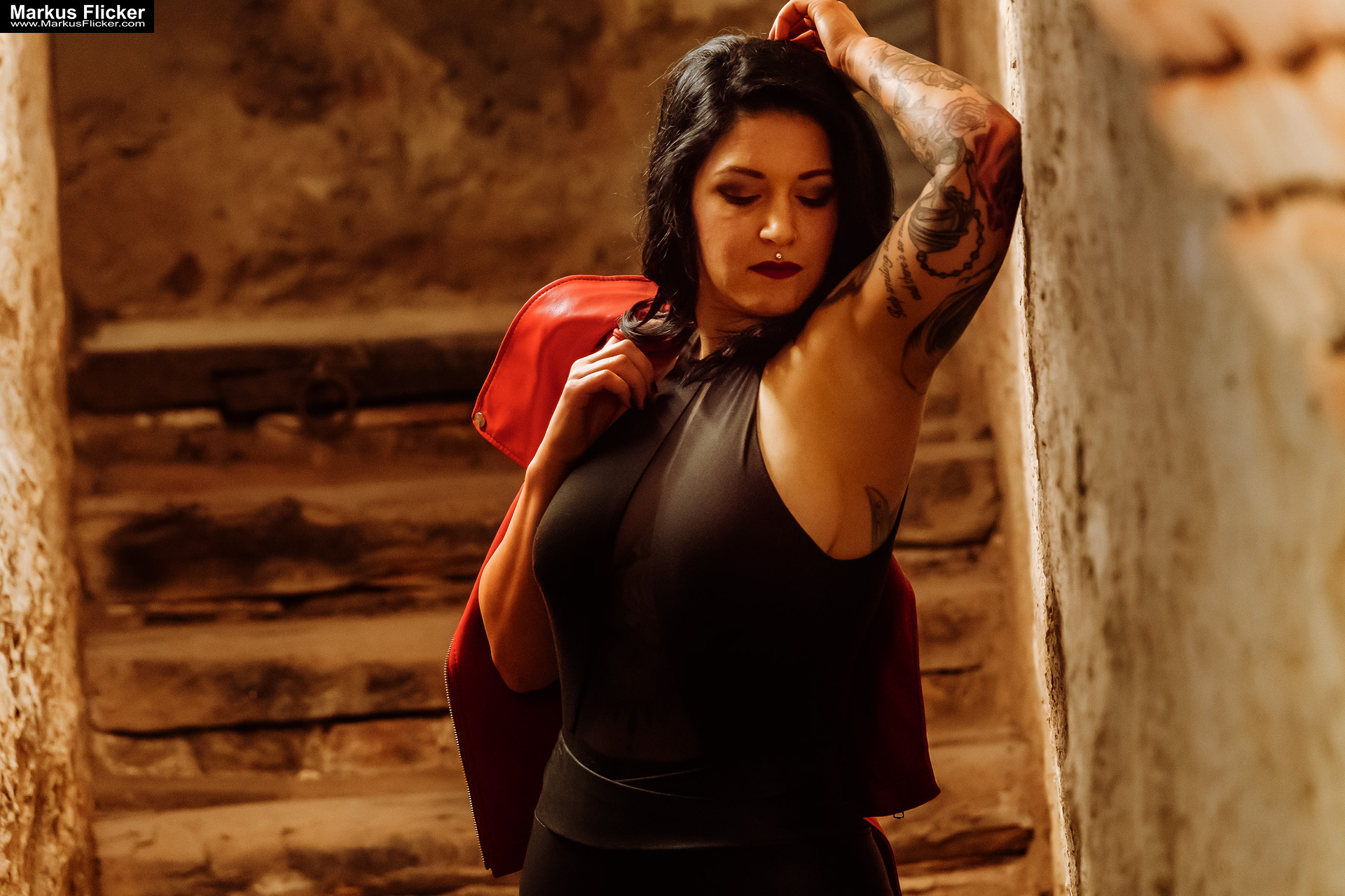 Kreative TFP-Shootings Fotos & Videos im Raum Graz, Maribor & Gleisdorf inkl. 37 Vorteile Red Jacket Underground Portrait Photography Female Model Elisa