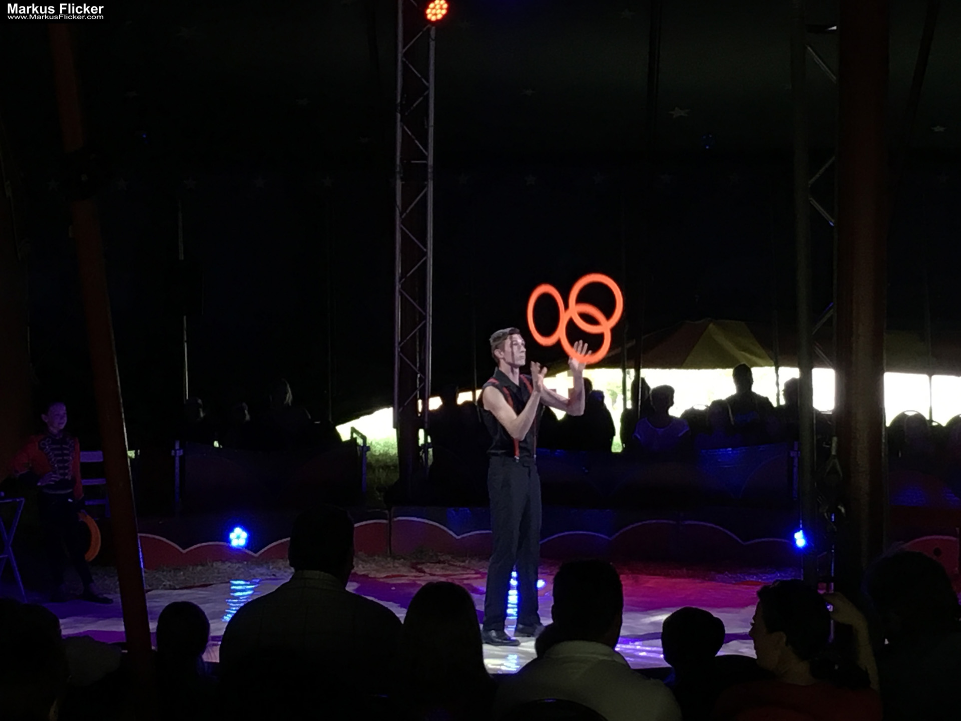 Der Zirkus ist in der Stadt. Fotografieren einer Vorstellung mit dem Smartphone