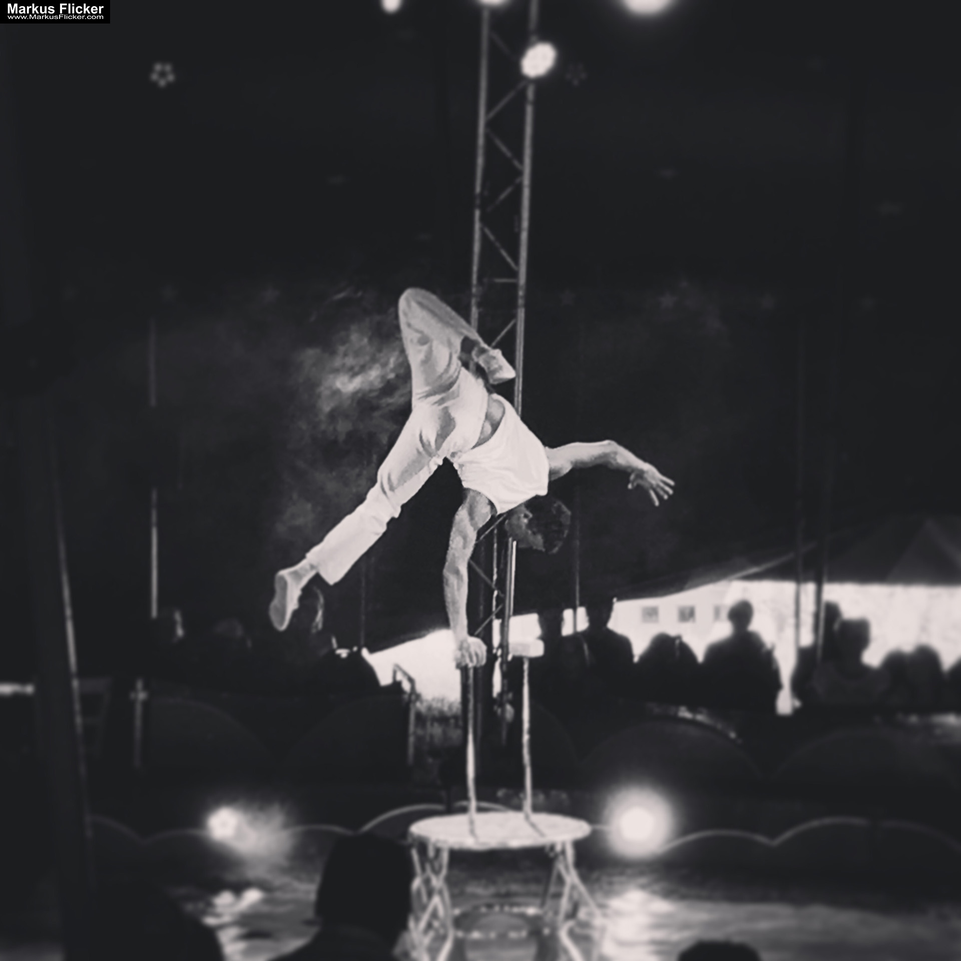 Der Zirkus ist in der Stadt. Fotografieren einer Vorstellung mit dem Smartphone. Fotografieren und Filmen mit dem Smartphone: Bessere Fotos und Videos mit dem Handy für Freizeit, Hobby und Business