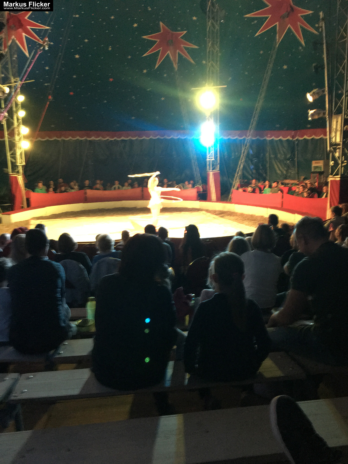 Der Zirkus ist in der Stadt. Fotografieren einer Vorstellung mit dem Smartphone