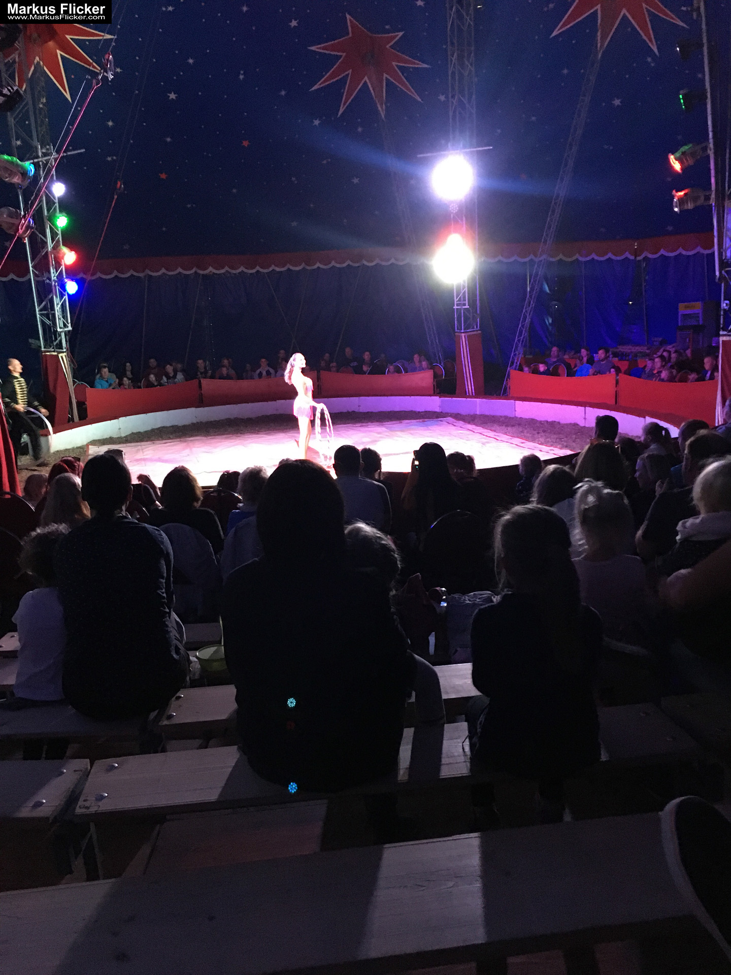 Der Zirkus ist in der Stadt. Fotografieren einer Vorstellung mit dem Smartphone