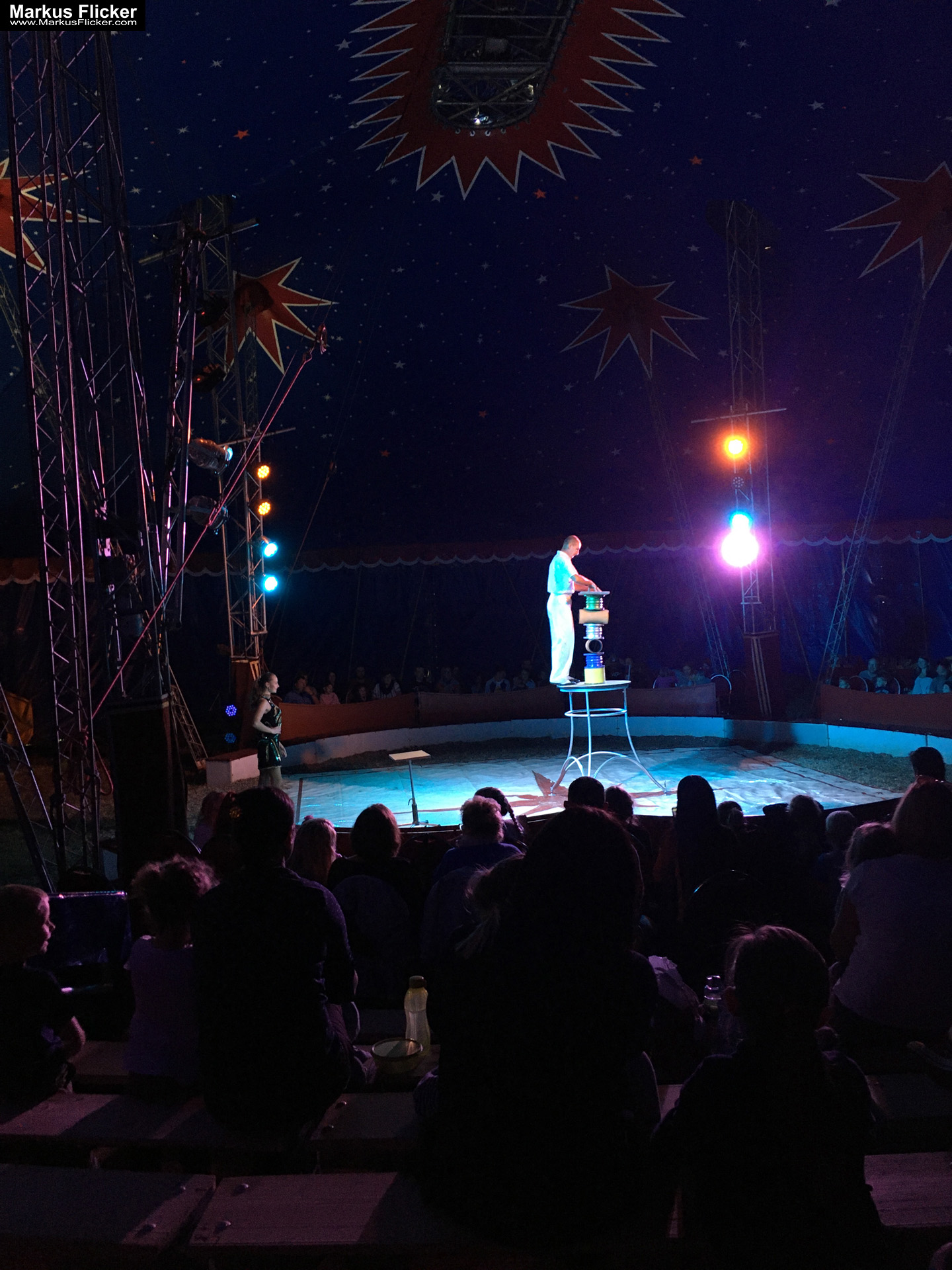 Der Zirkus ist in der Stadt. Fotografieren einer Vorstellung mit dem Smartphone