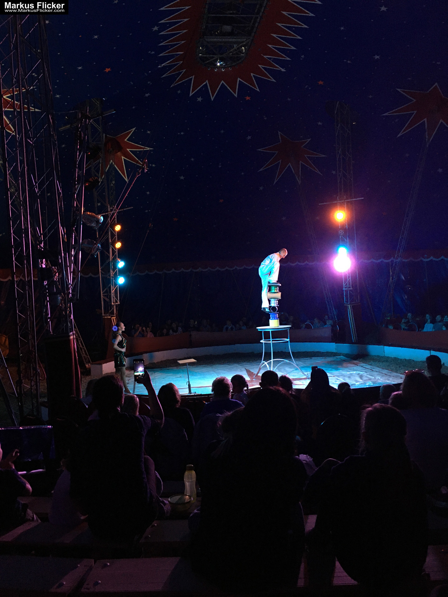 Der Zirkus ist in der Stadt. Fotografieren einer Vorstellung mit dem Smartphone