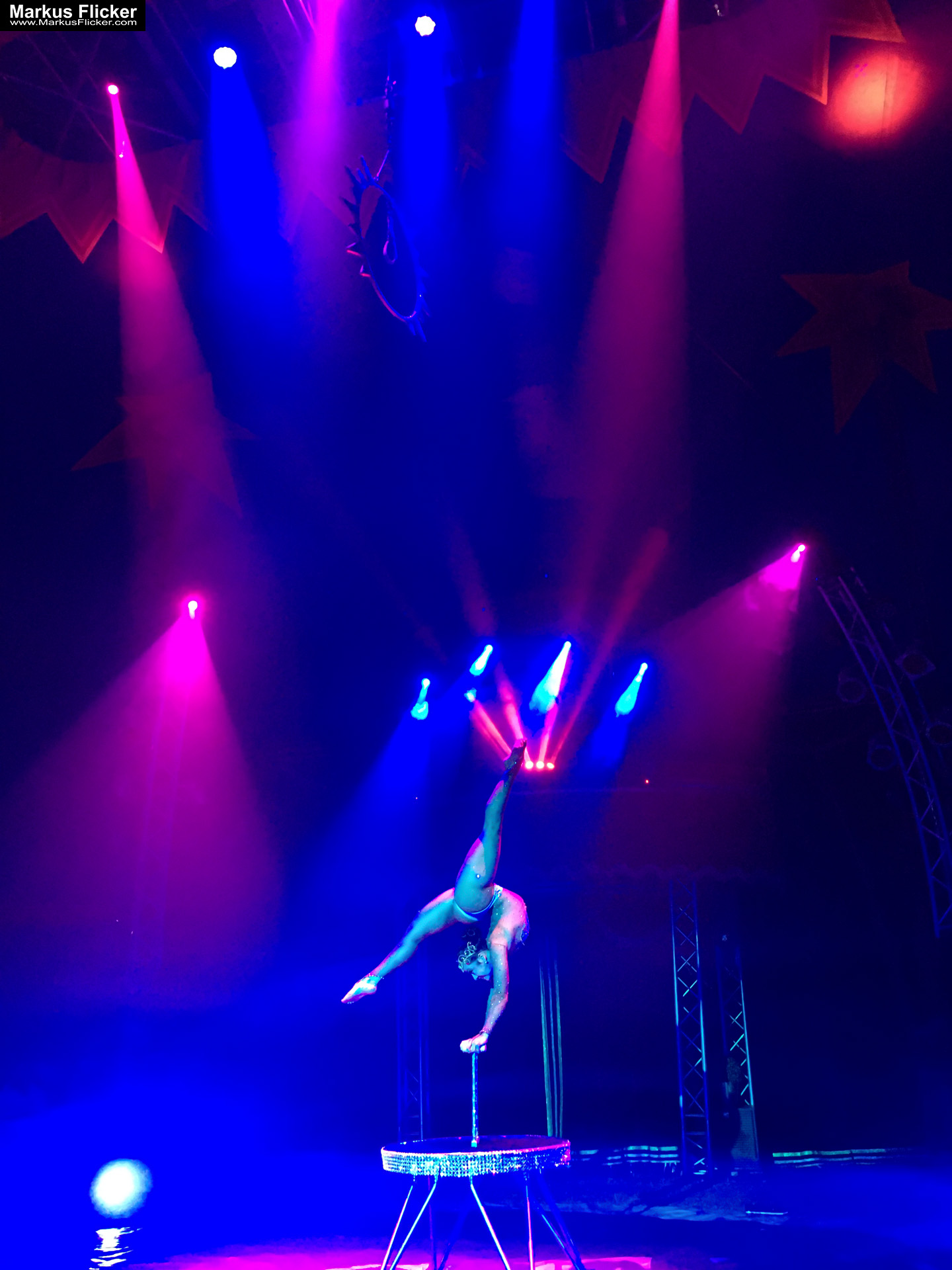 Der Zirkus ist in der Stadt. Fotografieren einer Vorstellung mit dem Smartphone