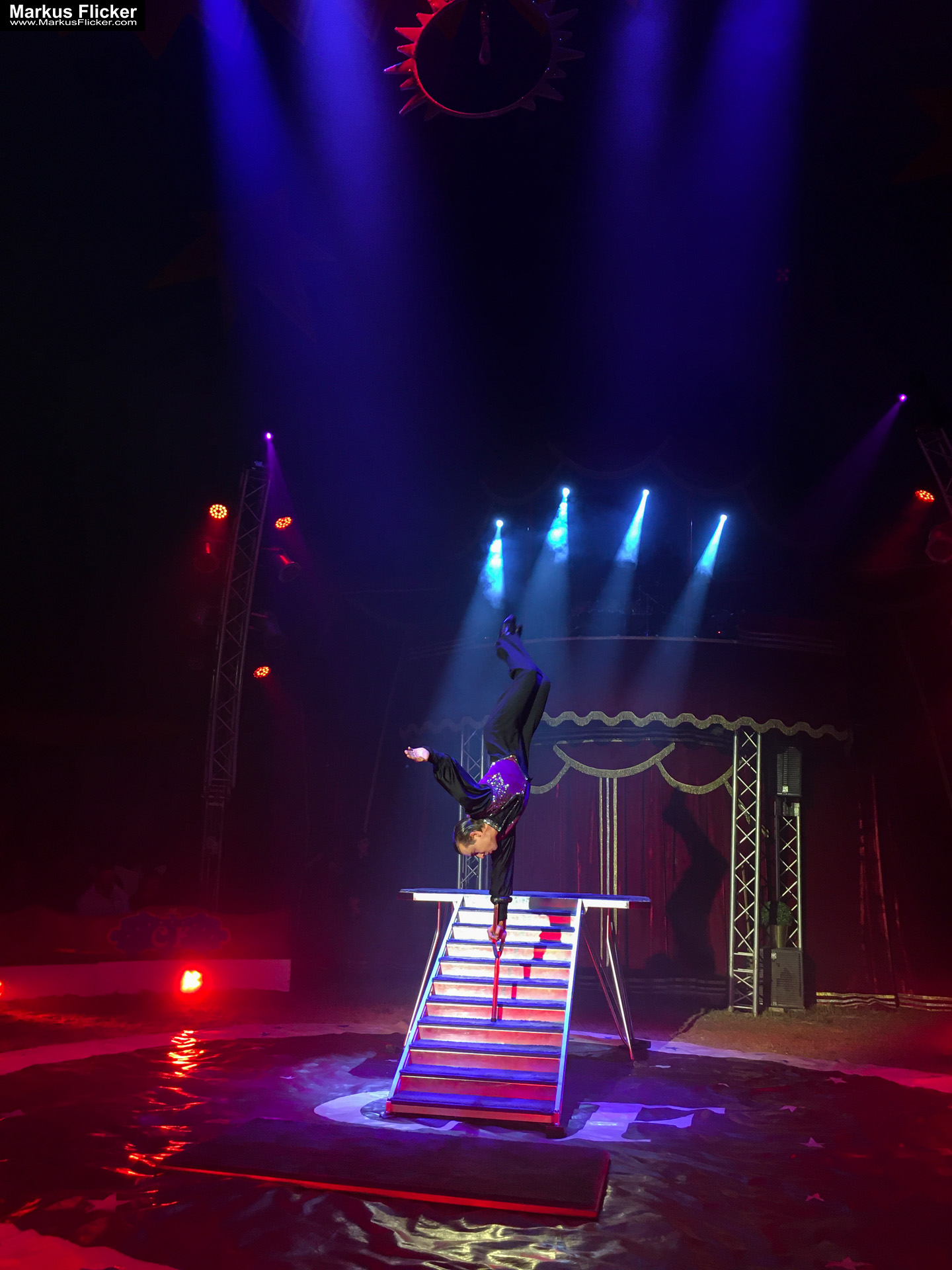 Der Zirkus ist in der Stadt. Fotografieren einer Vorstellung mit dem Smartphone