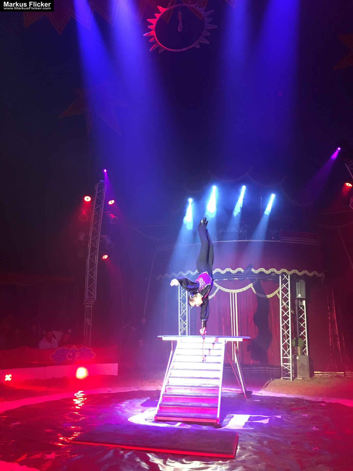 Der Zirkus ist in der Stadt. Fotografieren einer Vorstellung mit dem Smartphone