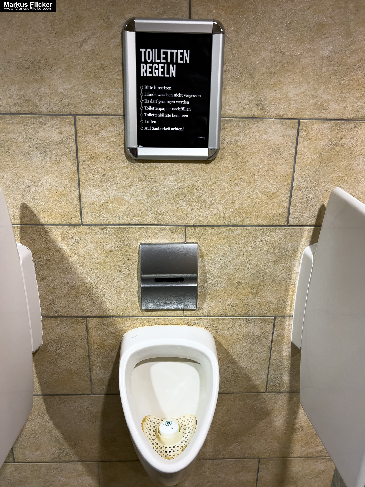 Toiletten Regeln auf der Autobahn Raststation kurz vor Bratislava. Lachen beim Reisen.... Toiletten Regeln auf der Autobahn Raststation kurz vor Bratislava. Lachen beim Reisen....