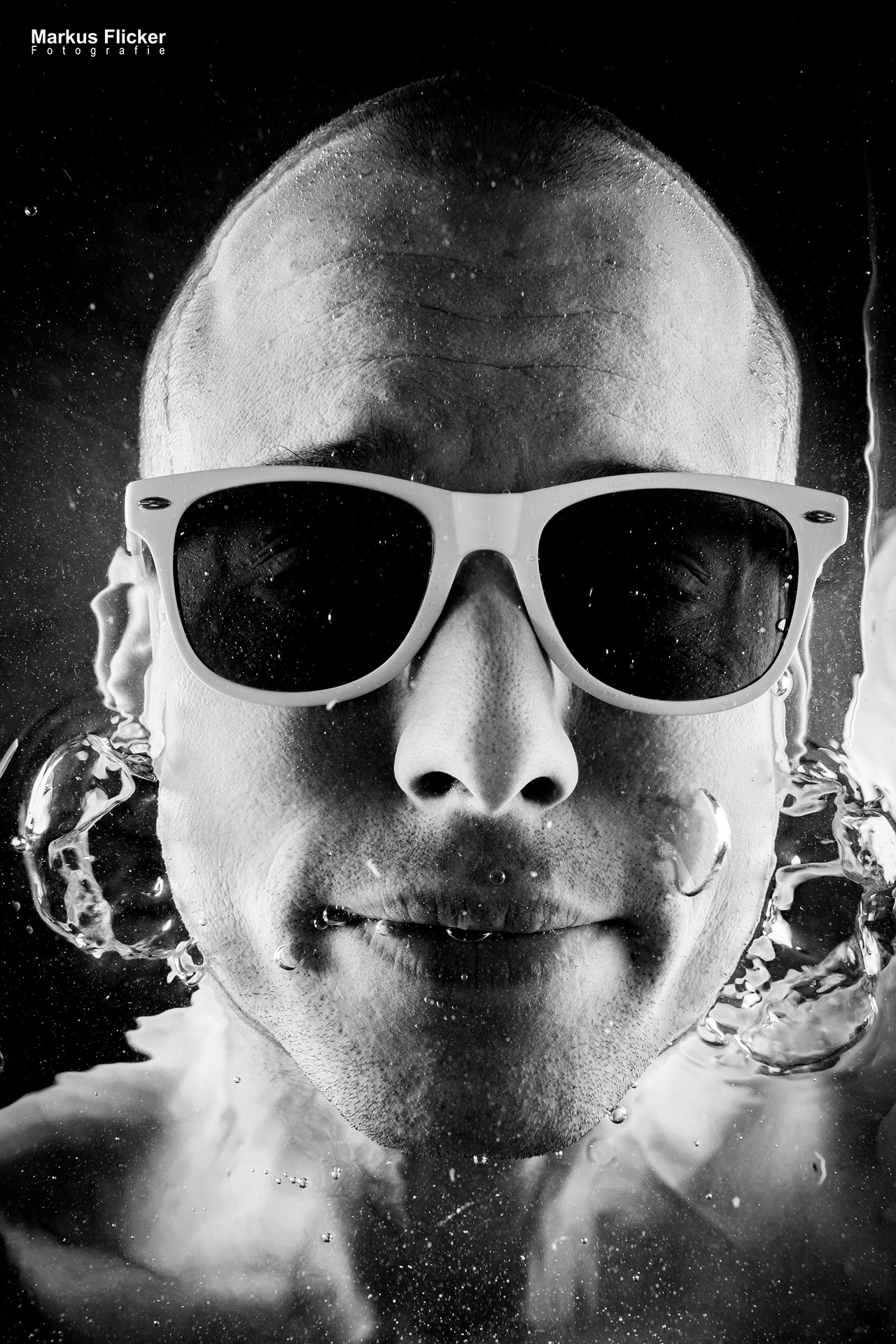 Unterwasser Portrait, Selfie und Fotografieren in einem Aquarium und einer Kamera oder Smartphone Zuhause oder im Fotostudio. Spannende und lustige Wasserfotos für Zuhause