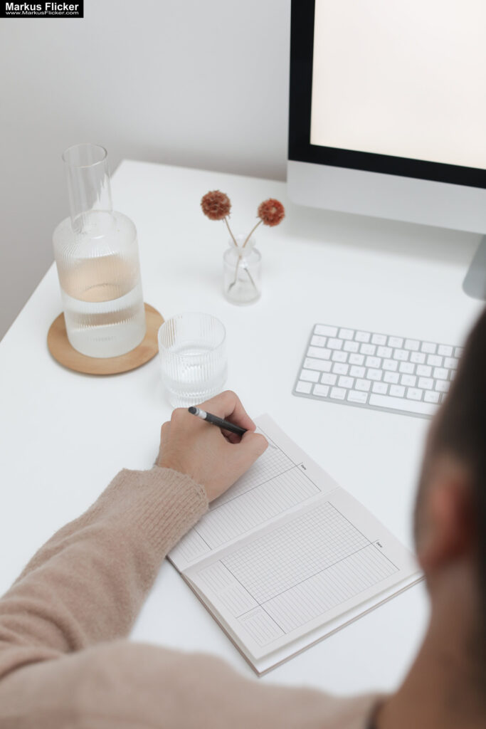 Organisiert durch den Tag: Das ultimative DAILY TO-DO LIST Notizbuch mit integrierter Checkliste. Pure Elegance: Der White Minimalist Notes Paper Planner für strukturierte Klarheit und kreativen Fokus "The future starts now" Motiv mit Hund"