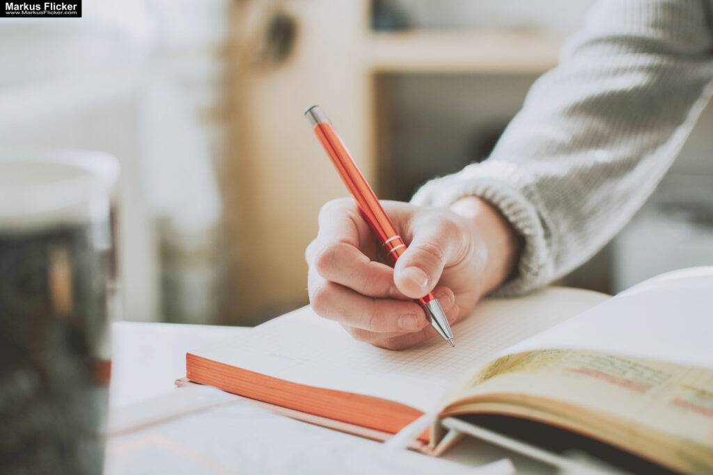 Organisiert durch den Tag: Das ultimative DAILY TO-DO LIST Notizbuch mit integrierter Checkliste. Pure Elegance: Der White Minimalist Notes Paper Planner für strukturierte Klarheit und kreativen Fokus "The future starts now" Motiv mit Hund"