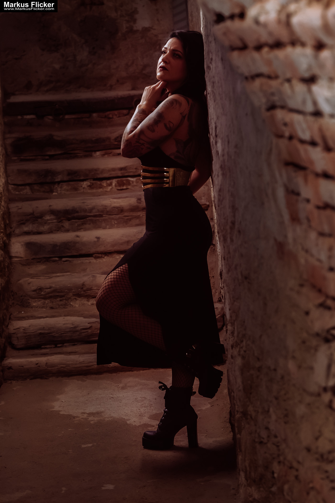 Verborgene Eleganz: Ein Fotoshooting mit Female Model Elisa im historischen Keller von Graz. Frau Elisa im Scheinwerferlicht des Grazer Gewölbes. Eleganz in der Dunkelheit: Modefotografie mit Elisa in Graz inkl. 37 Fototipps zum Fotografieren im Keller Verborgene Eleganz: Ein Fotoshooting mit Female Model Elisa im historischen Keller von Graz. Frau Elisa im Scheinwerferlicht des Grazer Gewölbes. Eleganz in der Dunkelheit: Modefotografie mit Elisa in Graz inkl. 37 Fototipps zum Fotografieren im Keller