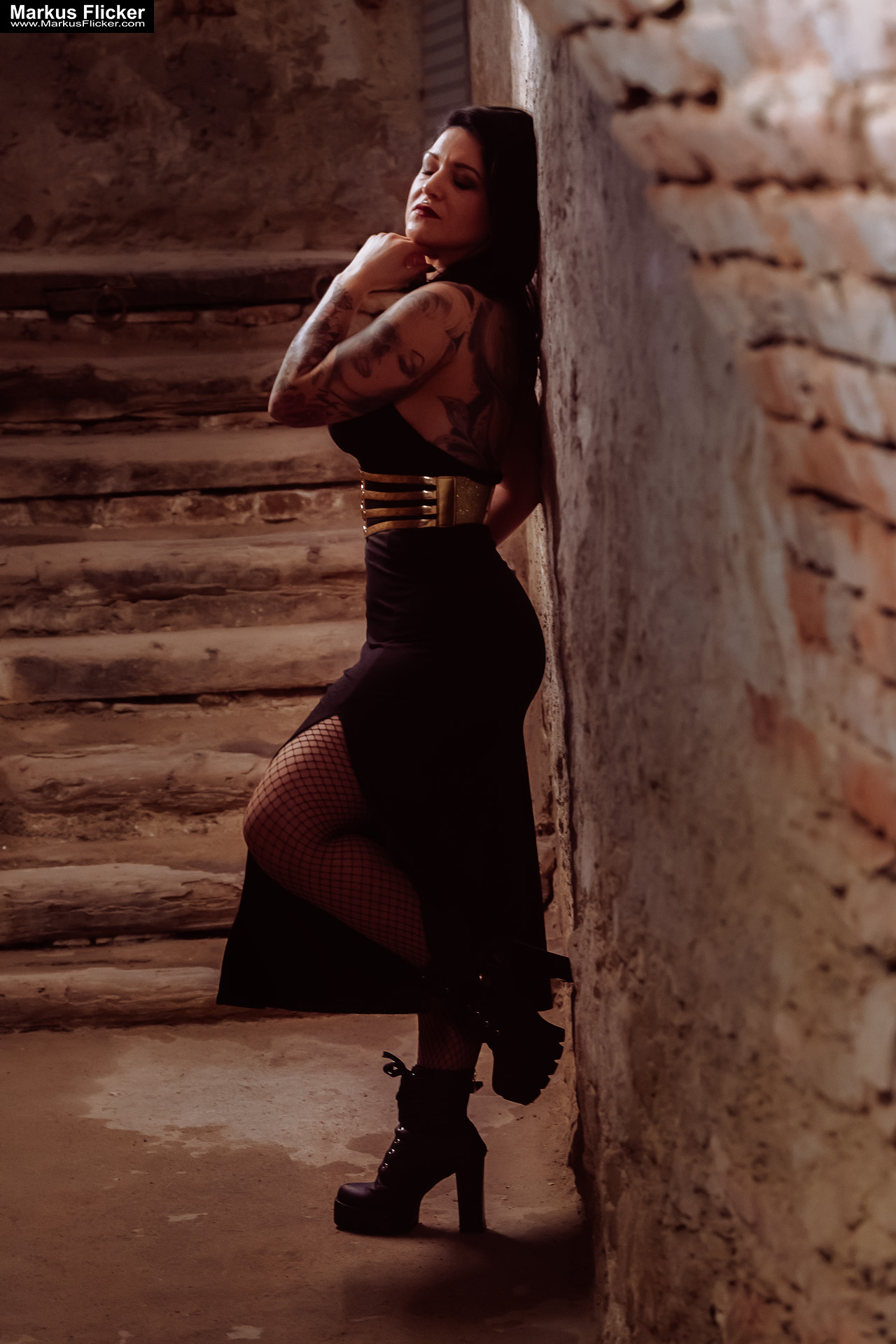 Verborgene Eleganz: Ein Fotoshooting mit Female Model Elisa im historischen Keller von Graz. Frau Elisa im Scheinwerferlicht des Grazer Gewölbes. Eleganz in der Dunkelheit: Modefotografie mit Elisa in Graz inkl. 37 Fototipps zum Fotografieren im Keller Verborgene Eleganz: Ein Fotoshooting mit Female Model Elisa im historischen Keller von Graz. Frau Elisa im Scheinwerferlicht des Grazer Gewölbes. Eleganz in der Dunkelheit: Modefotografie mit Elisa in Graz inkl. 37 Fototipps zum Fotografieren im Keller