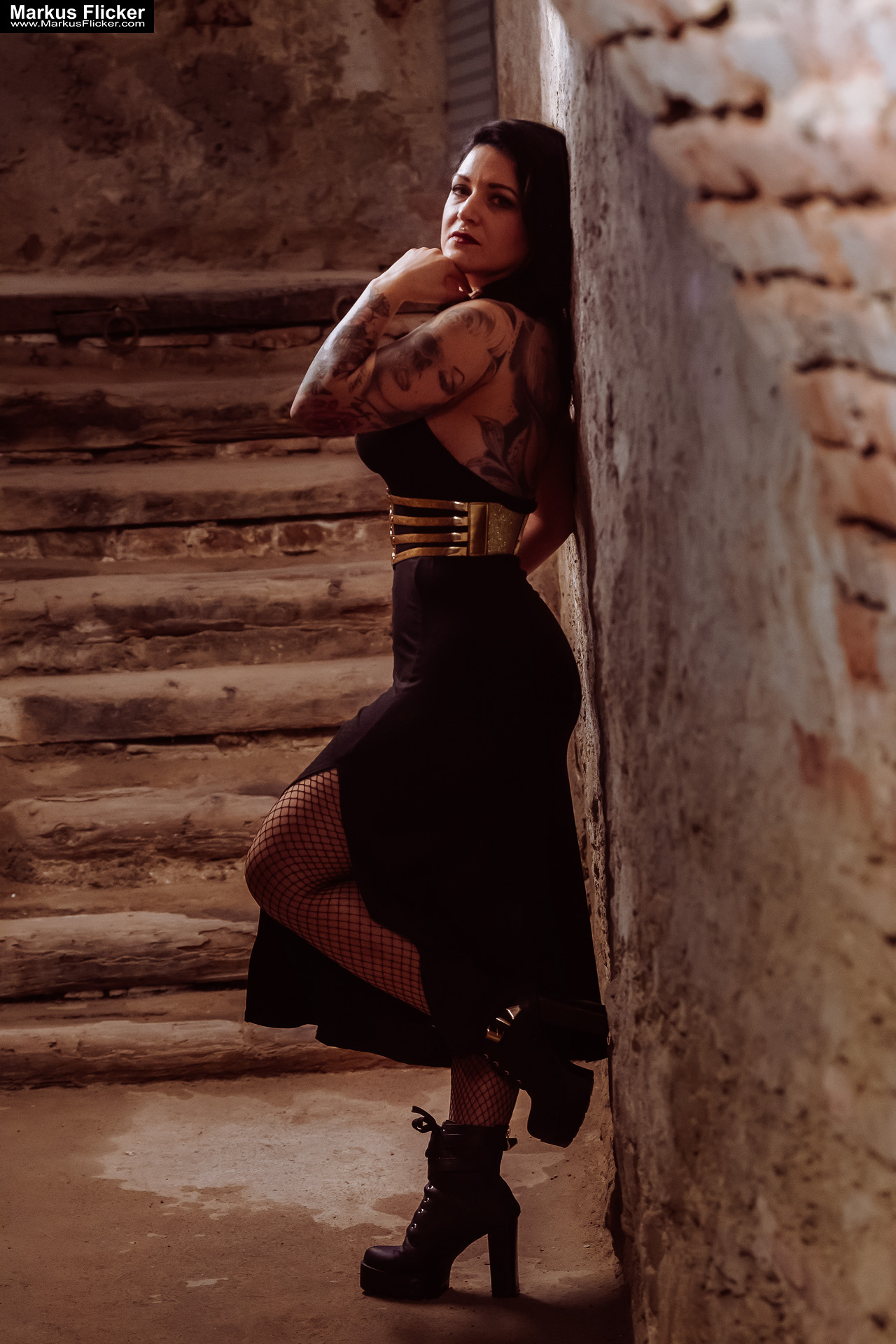 Verborgene Eleganz: Ein Fotoshooting mit Female Model Elisa im historischen Keller von Graz. Frau Elisa im Scheinwerferlicht des Grazer Gewölbes. Eleganz in der Dunkelheit: Modefotografie mit Elisa in Graz inkl. 37 Fototipps zum Fotografieren im Keller Verborgene Eleganz: Ein Fotoshooting mit Female Model Elisa im historischen Keller von Graz. Frau Elisa im Scheinwerferlicht des Grazer Gewölbes. Eleganz in der Dunkelheit: Modefotografie mit Elisa in Graz inkl. 37 Fototipps zum Fotografieren im Keller