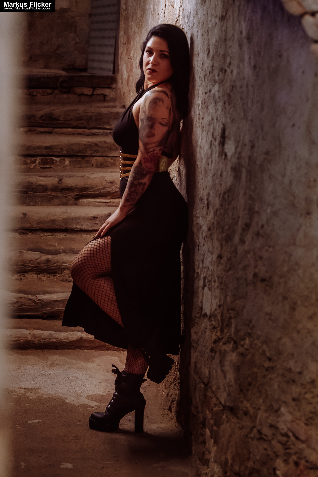 Verborgene Eleganz: Ein Fotoshooting mit Female Model Elisa im historischen Keller von Graz. Frau Elisa im Scheinwerferlicht des Grazer Gewölbes. Eleganz in der Dunkelheit: Modefotografie mit Elisa in Graz inkl. 37 Fototipps zum Fotografieren im Keller Verborgene Eleganz: Ein Fotoshooting mit Female Model Elisa im historischen Keller von Graz. Frau Elisa im Scheinwerferlicht des Grazer Gewölbes. Eleganz in der Dunkelheit: Modefotografie mit Elisa in Graz inkl. 37 Fototipps zum Fotografieren im Keller