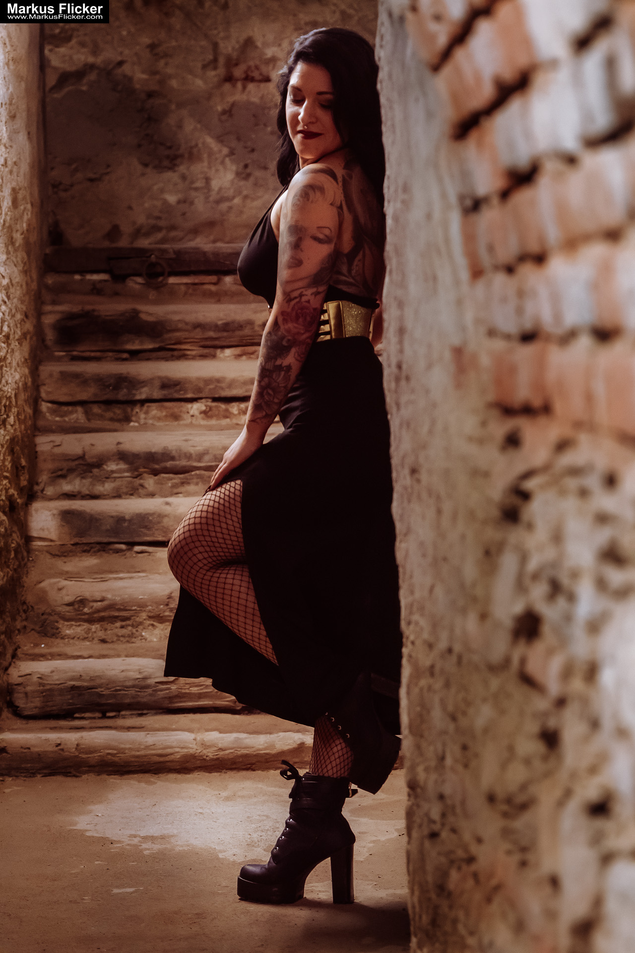 Verborgene Eleganz: Ein Fotoshooting mit Female Model Elisa im historischen Keller von Graz. Frau Elisa im Scheinwerferlicht des Grazer Gewölbes. Eleganz in der Dunkelheit: Modefotografie mit Elisa in Graz inkl. 37 Fototipps zum Fotografieren im Keller Verborgene Eleganz: Ein Fotoshooting mit Female Model Elisa im historischen Keller von Graz. Frau Elisa im Scheinwerferlicht des Grazer Gewölbes. Eleganz in der Dunkelheit: Modefotografie mit Elisa in Graz inkl. 37 Fototipps zum Fotografieren im Keller