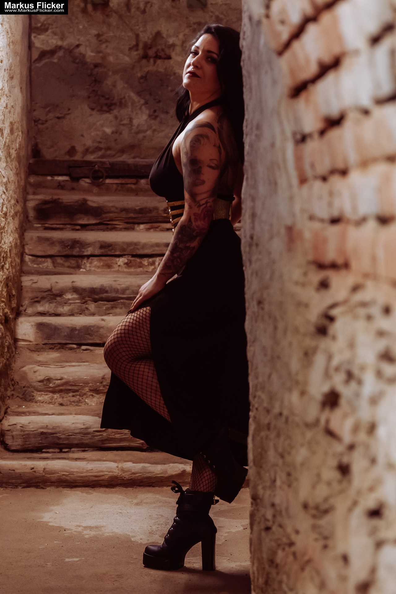 Verborgene Eleganz: Ein Fotoshooting mit Female Model Elisa im historischen Keller von Graz. Frau Elisa im Scheinwerferlicht des Grazer Gewölbes. Eleganz in der Dunkelheit: Modefotografie mit Elisa in Graz inkl. 37 Fototipps zum Fotografieren im Keller Verborgene Eleganz: Ein Fotoshooting mit Female Model Elisa im historischen Keller von Graz. Frau Elisa im Scheinwerferlicht des Grazer Gewölbes. Eleganz in der Dunkelheit: Modefotografie mit Elisa in Graz inkl. 37 Fototipps zum Fotografieren im Keller