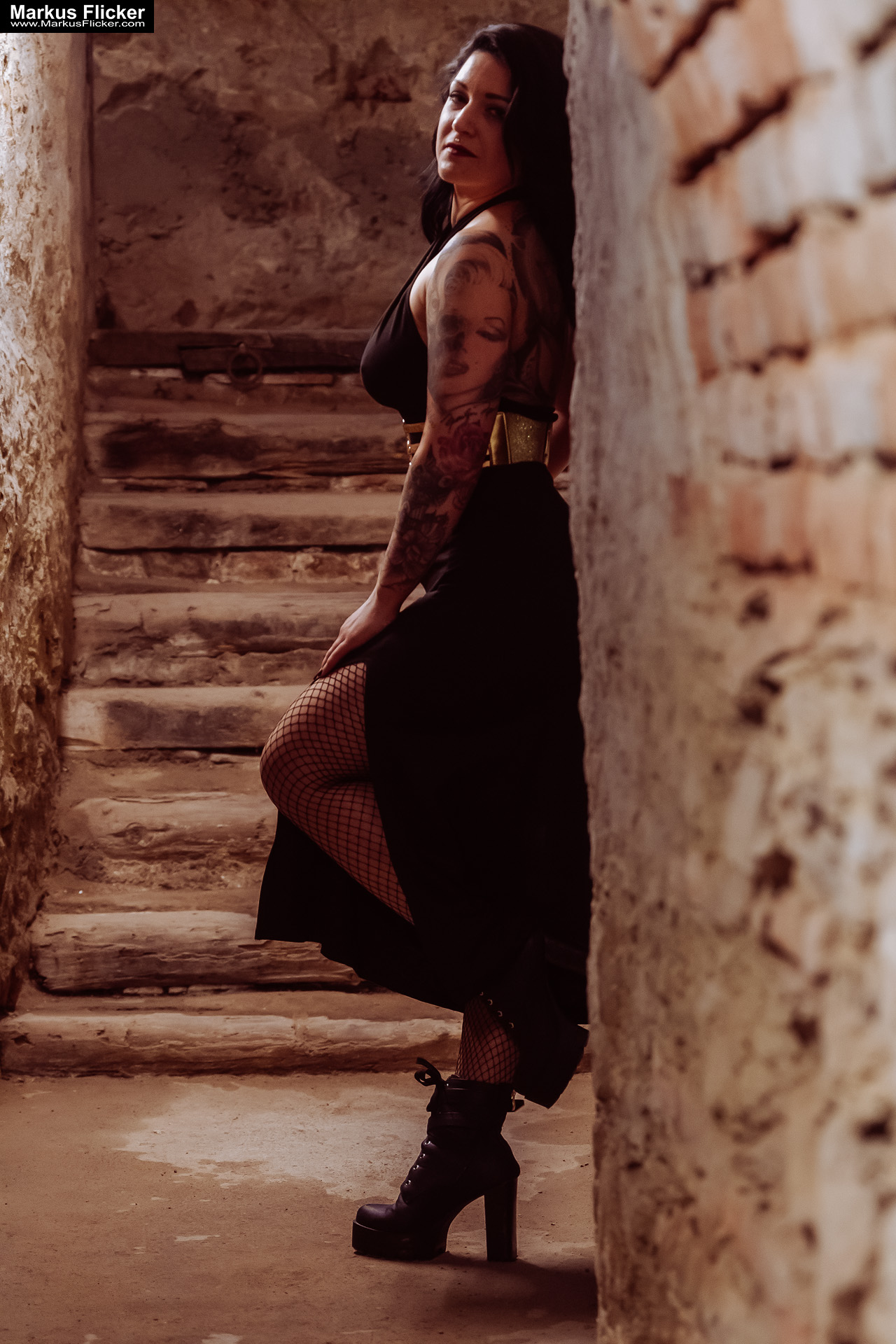 Verborgene Eleganz: Ein Fotoshooting mit Female Model Elisa im historischen Keller von Graz. Frau Elisa im Scheinwerferlicht des Grazer Gewölbes. Eleganz in der Dunkelheit: Modefotografie mit Elisa in Graz inkl. 37 Fototipps zum Fotografieren im Keller Verborgene Eleganz: Ein Fotoshooting mit Female Model Elisa im historischen Keller von Graz. Frau Elisa im Scheinwerferlicht des Grazer Gewölbes. Eleganz in der Dunkelheit: Modefotografie mit Elisa in Graz inkl. 37 Fototipps zum Fotografieren im Keller