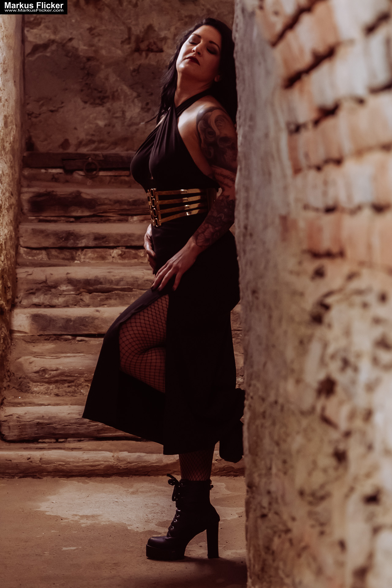 Verborgene Eleganz: Ein Fotoshooting mit Female Model Elisa im historischen Keller von Graz. Frau Elisa im Scheinwerferlicht des Grazer Gewölbes. Eleganz in der Dunkelheit: Modefotografie mit Elisa in Graz inkl. 37 Fototipps zum Fotografieren im Keller Verborgene Eleganz: Ein Fotoshooting mit Female Model Elisa im historischen Keller von Graz. Frau Elisa im Scheinwerferlicht des Grazer Gewölbes. Eleganz in der Dunkelheit: Modefotografie mit Elisa in Graz inkl. 37 Fototipps zum Fotografieren im Keller