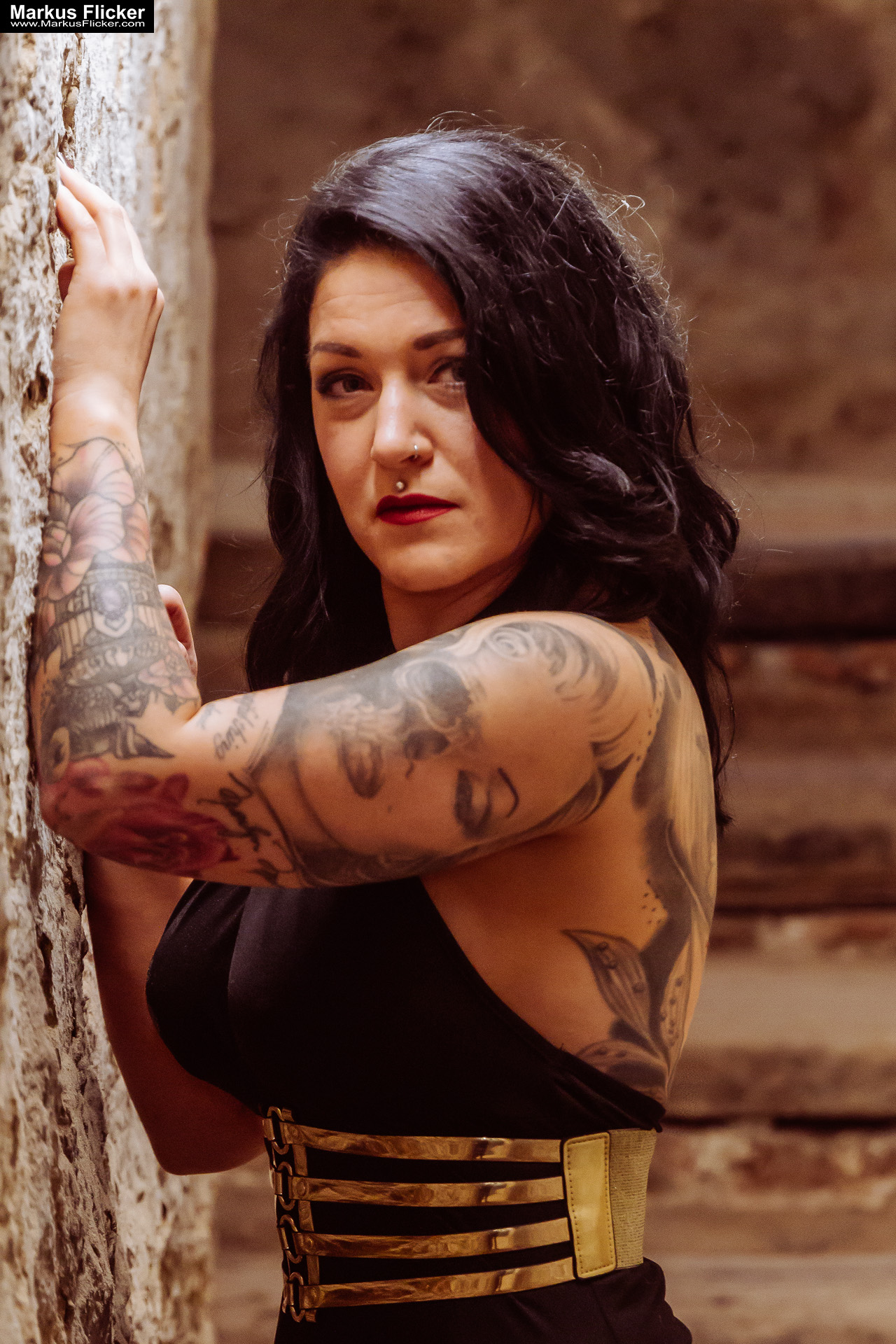 Verborgene Eleganz: Ein Fotoshooting mit Female Model Elisa im historischen Keller von Graz. Frau Elisa im Scheinwerferlicht des Grazer Gewölbes. Eleganz in der Dunkelheit: Modefotografie mit Elisa in Graz inkl. 37 Fototipps zum Fotografieren im Keller Verborgene Eleganz: Ein Fotoshooting mit Female Model Elisa im historischen Keller von Graz. Frau Elisa im Scheinwerferlicht des Grazer Gewölbes. Eleganz in der Dunkelheit: Modefotografie mit Elisa in Graz inkl. 37 Fototipps zum Fotografieren im Keller