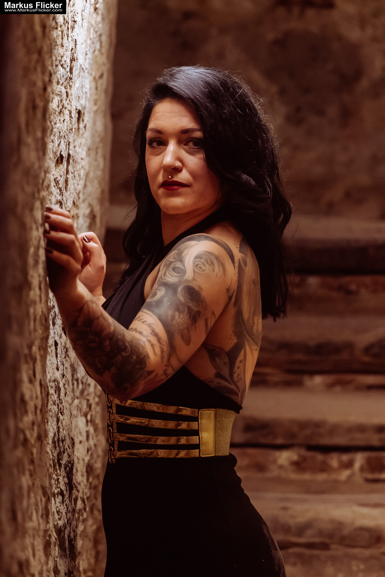 Verborgene Eleganz: Ein Fotoshooting mit Female Model Elisa im historischen Keller von Graz. Frau Elisa im Scheinwerferlicht des Grazer Gewölbes. Eleganz in der Dunkelheit: Modefotografie mit Elisa in Graz inkl. 37 Fototipps zum Fotografieren im Keller Verborgene Eleganz: Ein Fotoshooting mit Female Model Elisa im historischen Keller von Graz. Frau Elisa im Scheinwerferlicht des Grazer Gewölbes. Eleganz in der Dunkelheit: Modefotografie mit Elisa in Graz inkl. 37 Fototipps zum Fotografieren im Keller