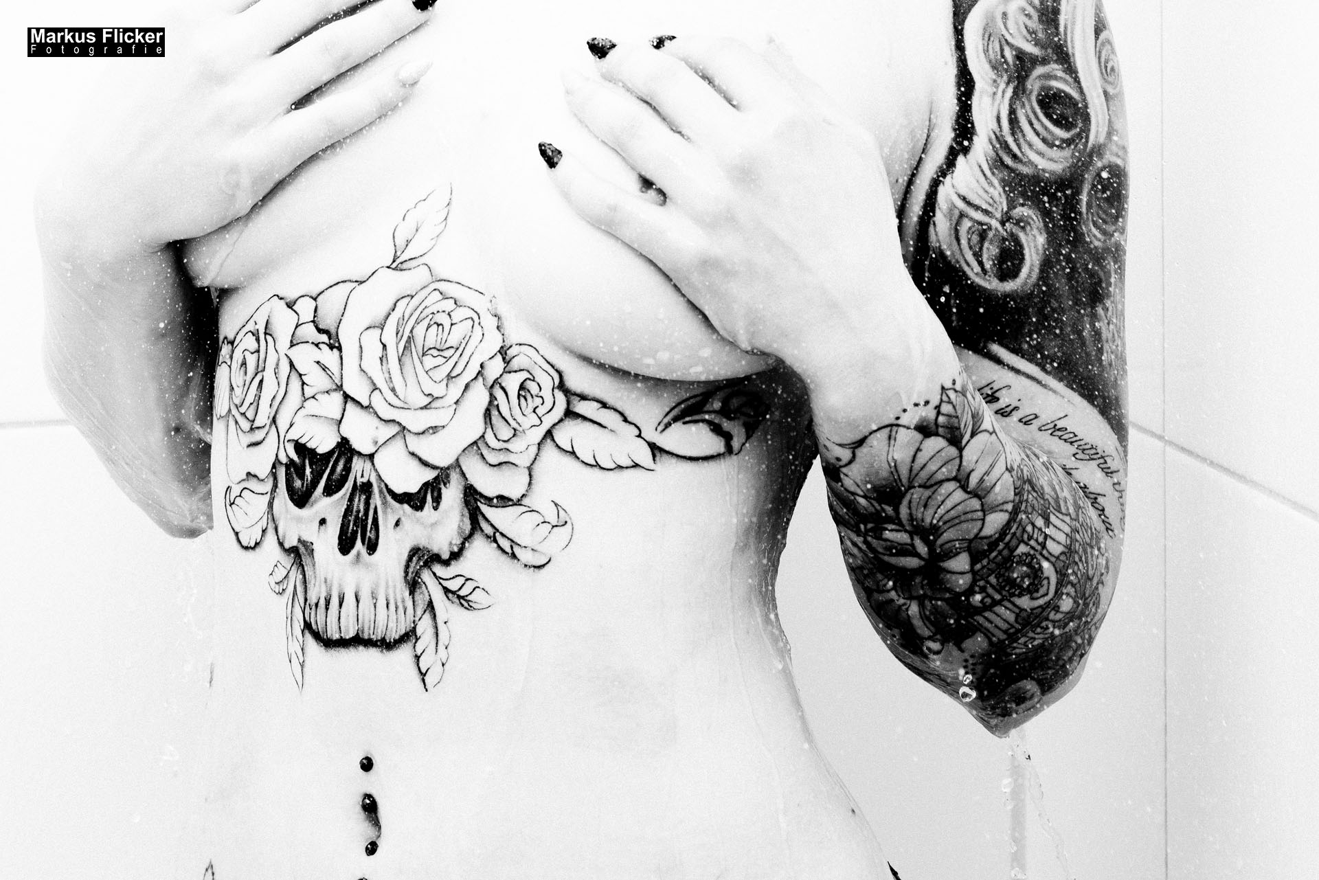 Erotic Art Female Model Portrait Elisa Shower Girl Underboob Tattoo Fotoshooting in der Dusche Erotic Art Female Model Portrait Elisa Shower Girl Underboob Tattoo Fotoshooting in der Dusche