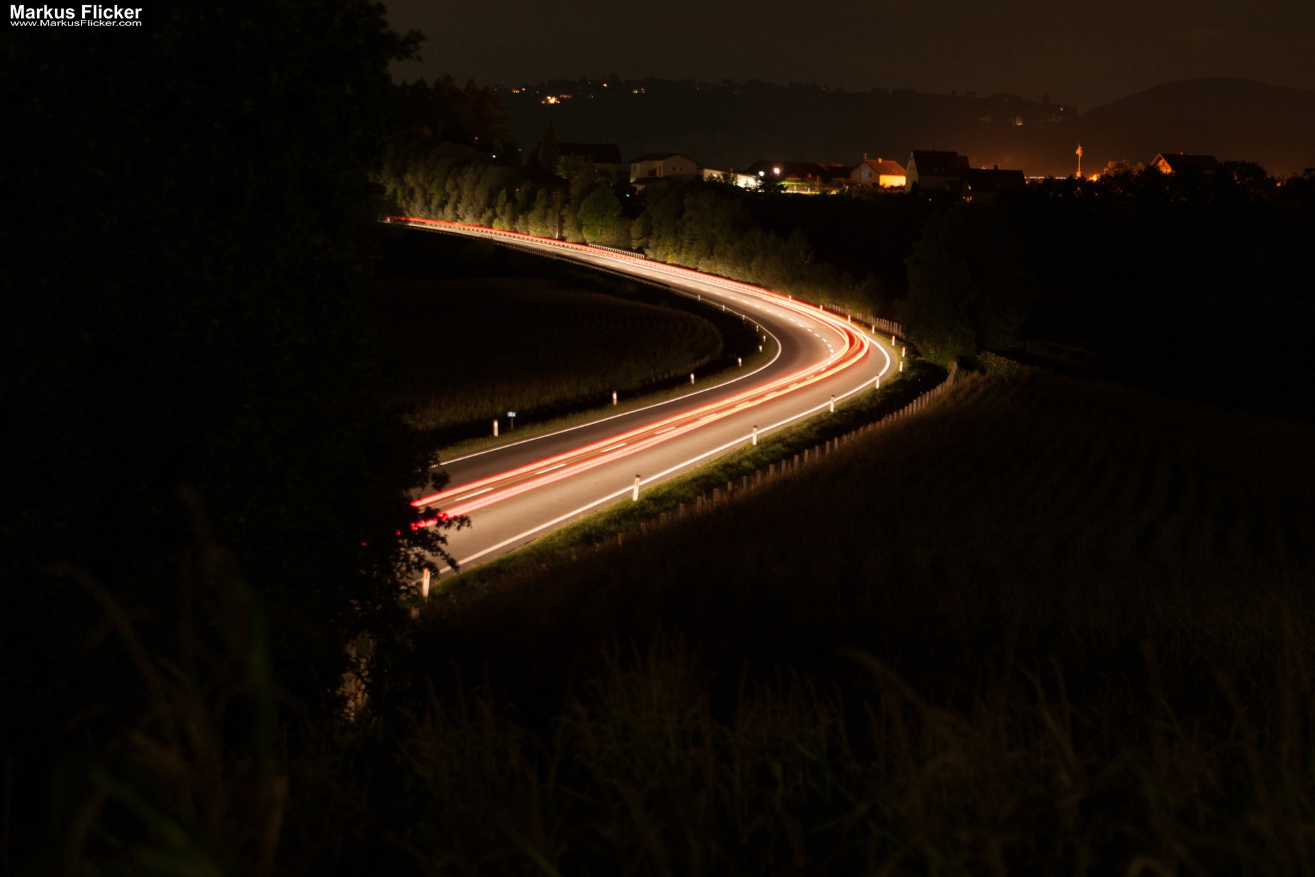 Licht und Nachtaufnahmen. Langzeitbelichtung und Lichter der Stadt für DIY-Fotoprojekte inkl. 37 Tipps & Tricks Langzeitbelichtung. Personen auf Plätzen entfernen oder Wasser wie Milch wirken lassen oder Autos auf der Strasse wo Lichter zu Streifen werden
