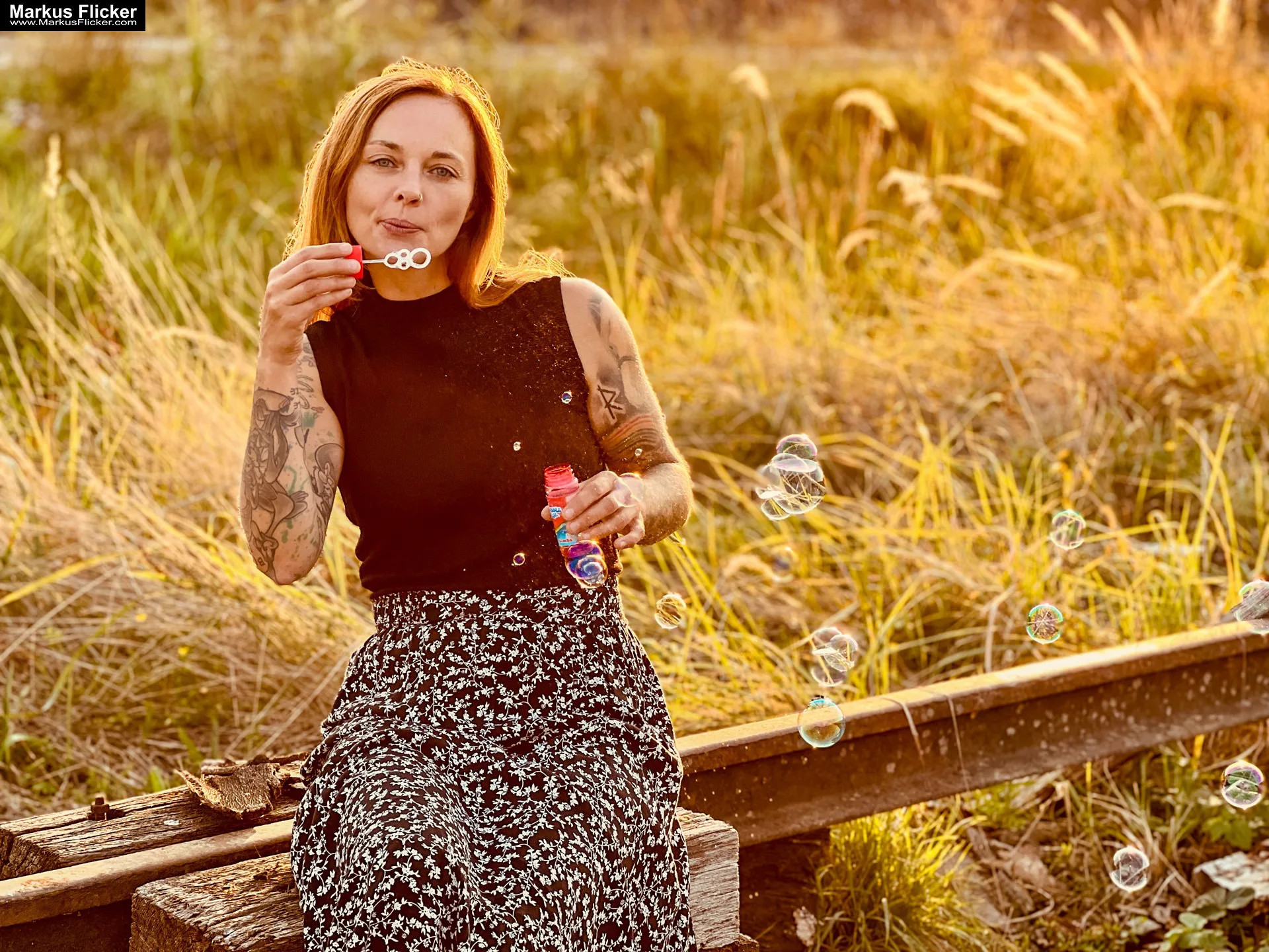 Female Model. Die Magie der Spätsommer-Fotografie: Weibliche Portraits im Gegenlicht mit Seifenblasen bzw. Anfang Herbst Portraitfotografie weibliches Model Andrea inkl. 37 Tipps und Tricks