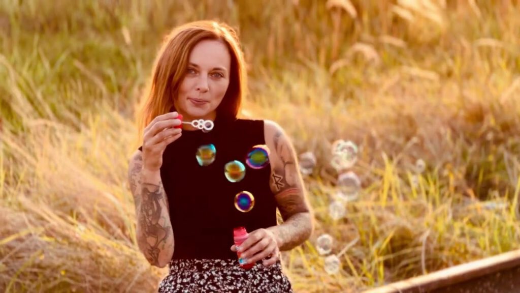 Spätsommer-Portrait- und Videoaufnahmen: Licht und Atmosphäre Female Model Woman Andrea Cinematic