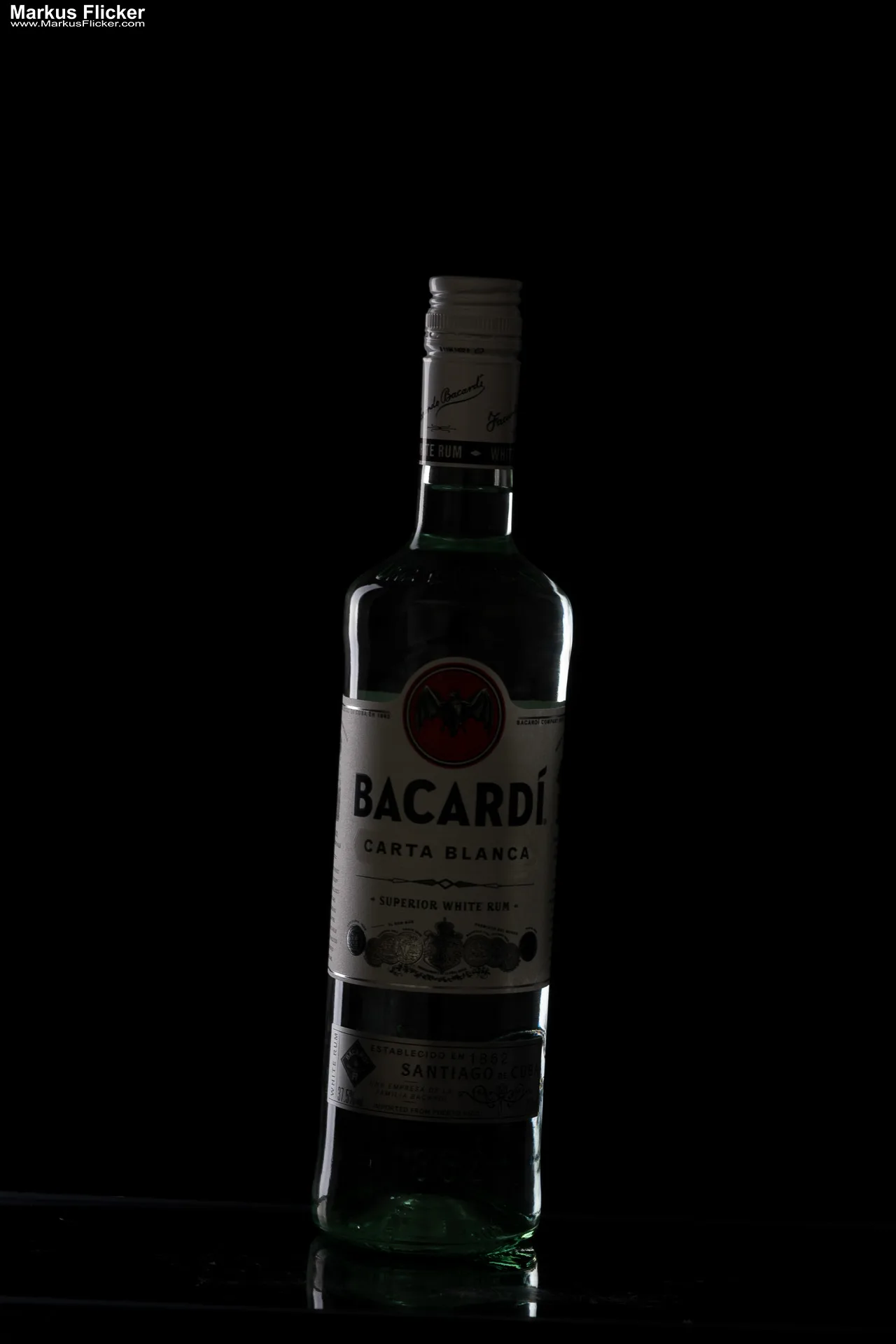 Warum Produktfotos mehr sind als nur Bilder. Beispiel Bacardi Flasche mit Wassertropfen