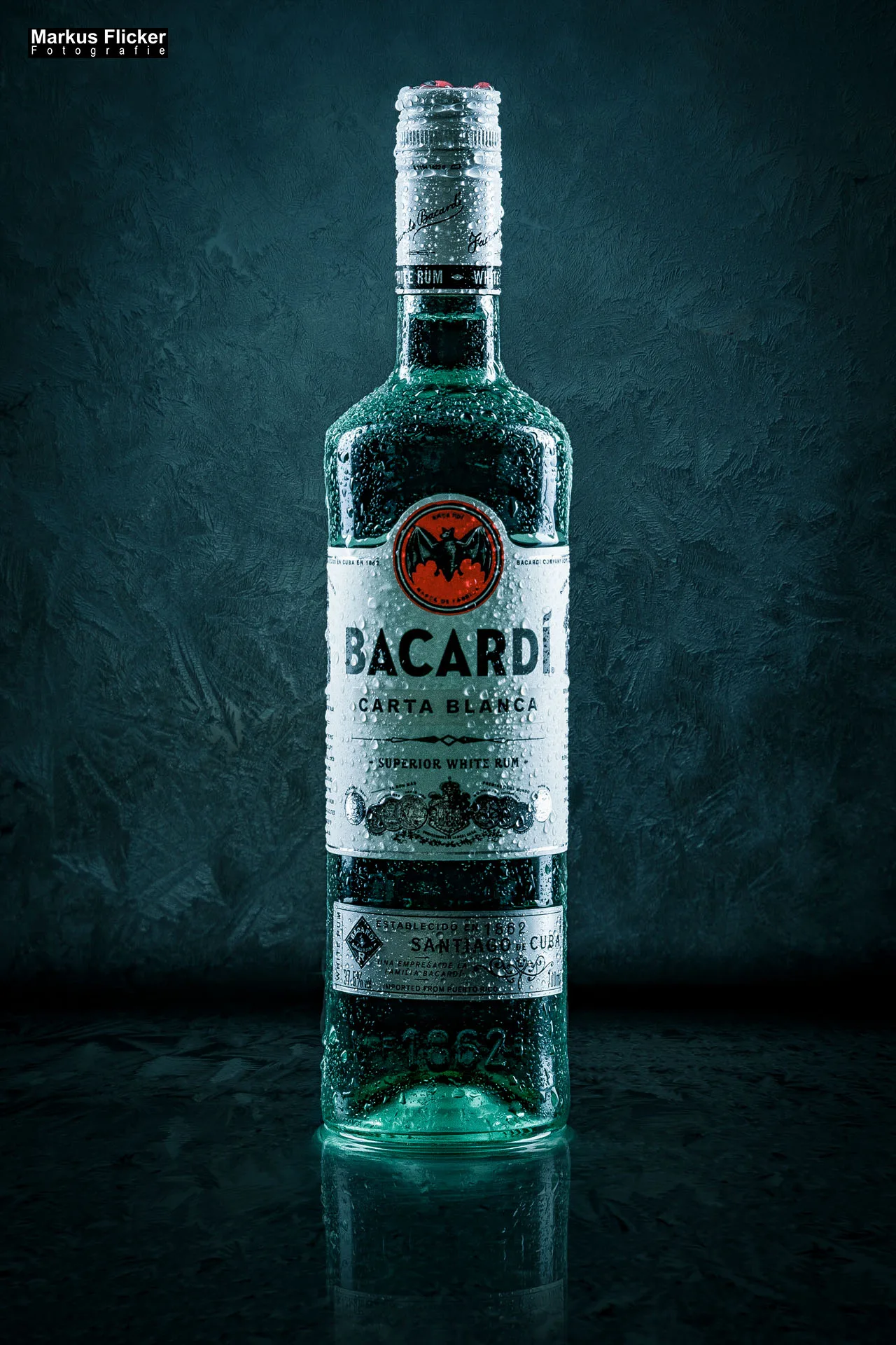 Warum Produktfotos mehr sind als nur Bilder. Die Vorteile, die ich als Produkt- und Werbefotograf für dich bieten kann. Beispiel Bacardi Flasche mit Wassertropfen