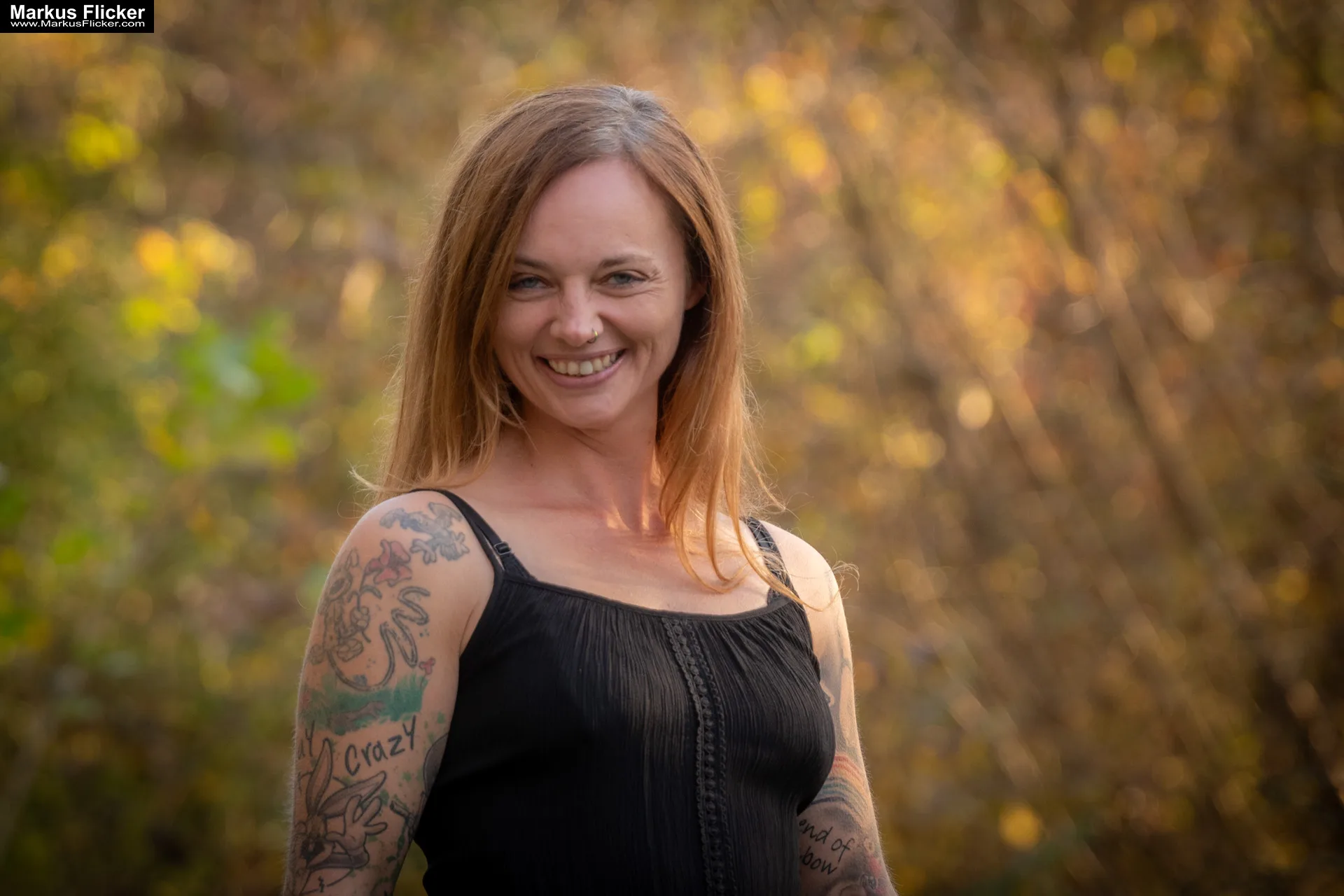 Kreative TFP-Shootings Fotos & Videos im Raum Graz, Maribor & Gleisdorf inkl. 37 Vorteile Herbst Portrait Fotografie mit Laub und Blätter in Farbe und Schwarz / Weiß mit Female Model Andrea Autumn Vibes