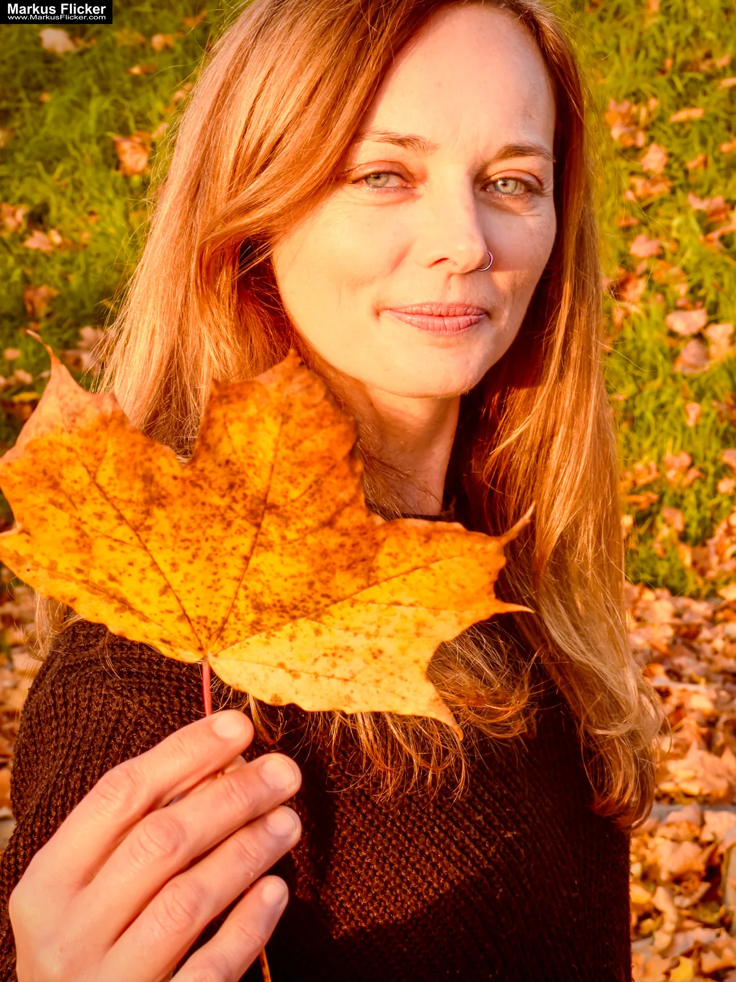 Herbst Portrait Fotografie mit Laub und Blätter in Farbe und Schwarz / Weiß mit Female Model Andrea Autumn Vibes inkl. 37 Foto- und Video-Tipps für Herbst-Portraitfotografie