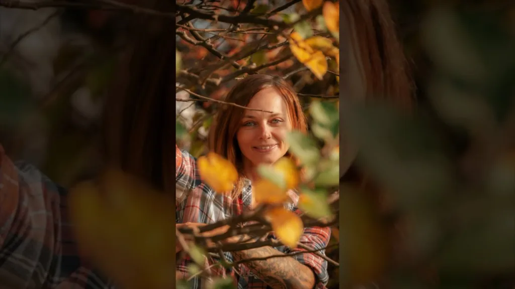 Herbst Portrait Fotografie Laub Blätter in Farbe und Schwarz Weiß Female Model Andrea Autumn Vibes