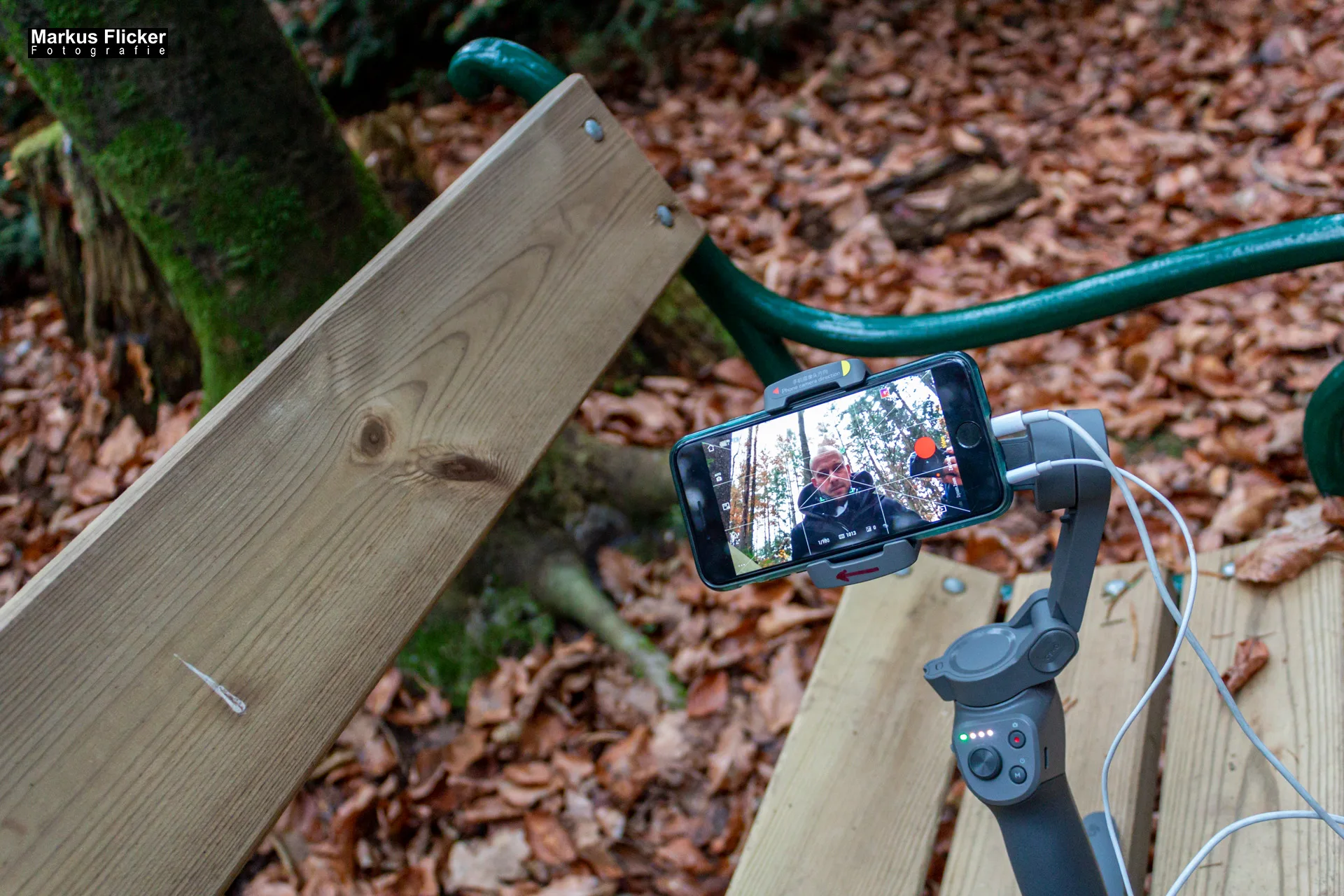 DJI Osmo Mobile Combo Kit - 3-Achsen-Smartphonestabilisator kompatibel mit iPhone und Smartphone Android, leichtes und tragbares Design, stabile Aufnahme, intelligente Steuerung + Stativ DJI Osmo Mobile Combo Kit - 3-Achsen-Smartphonestabilisator kompatibel mit iPhone und Smartphone Android, leichtes und tragbares Design, stabile Aufnahme, intelligente Steuerung + Stativ